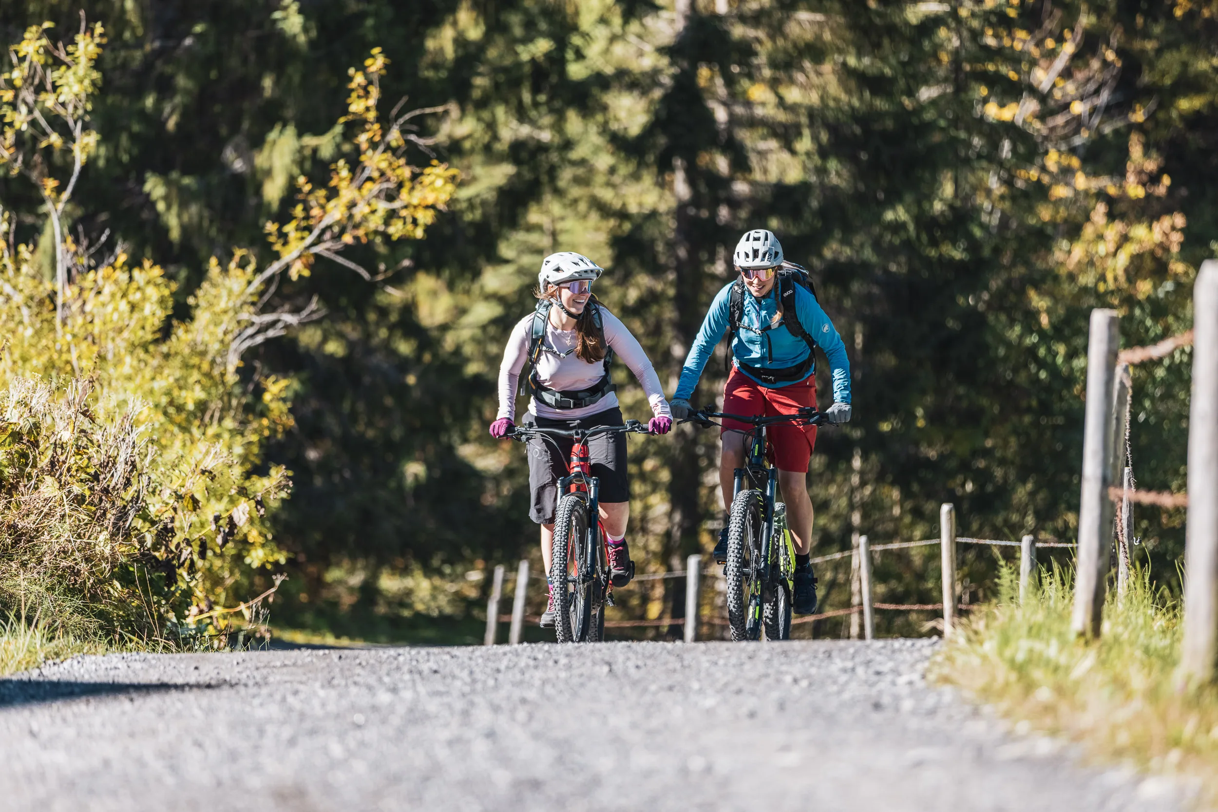 Silvi Vogel und Andrea Geiger fahren nebeneinander auf einem Bergweg