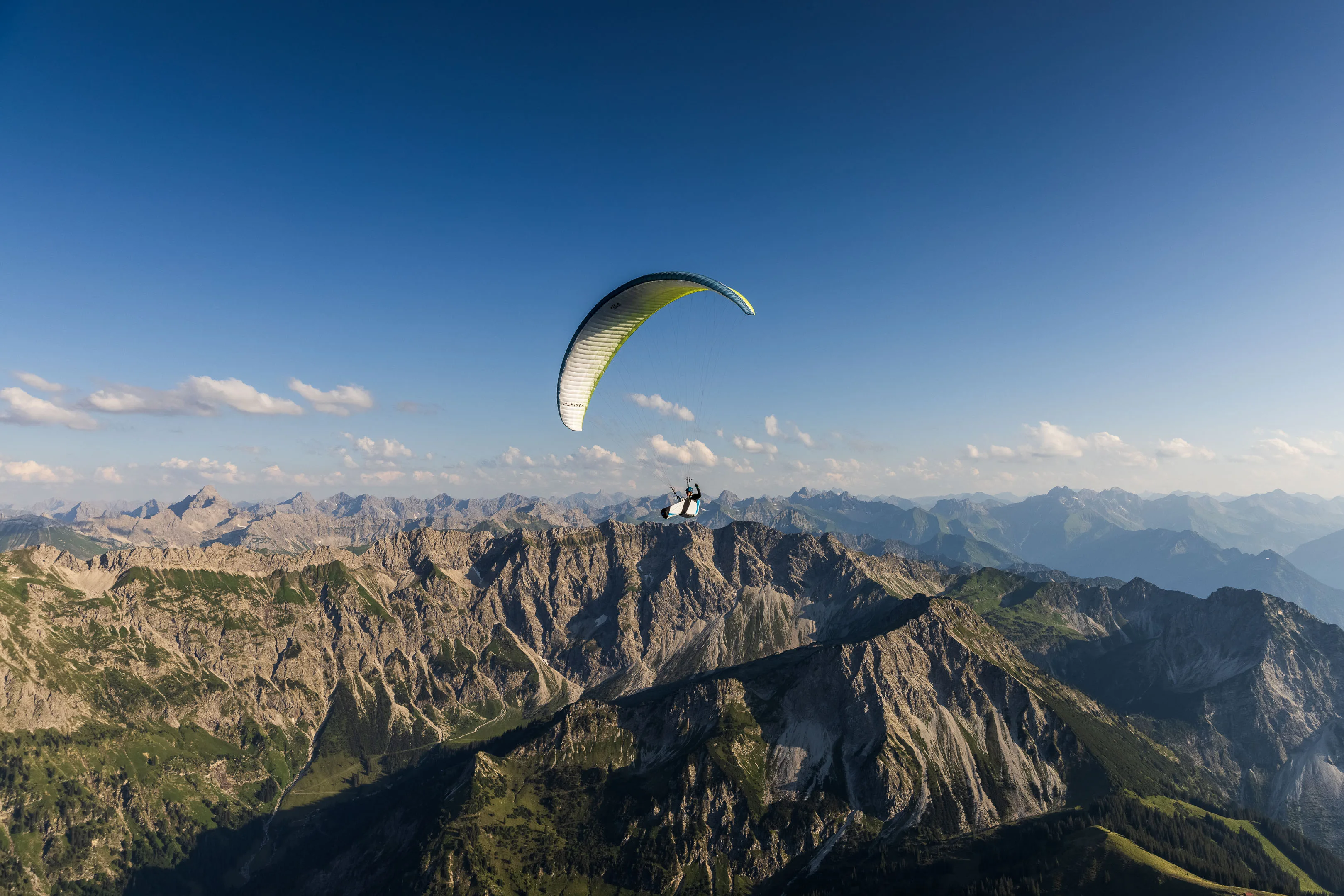 Michael Schnetzer fliegt nah an einem Grat über den felsigen Allgäuer Alpen