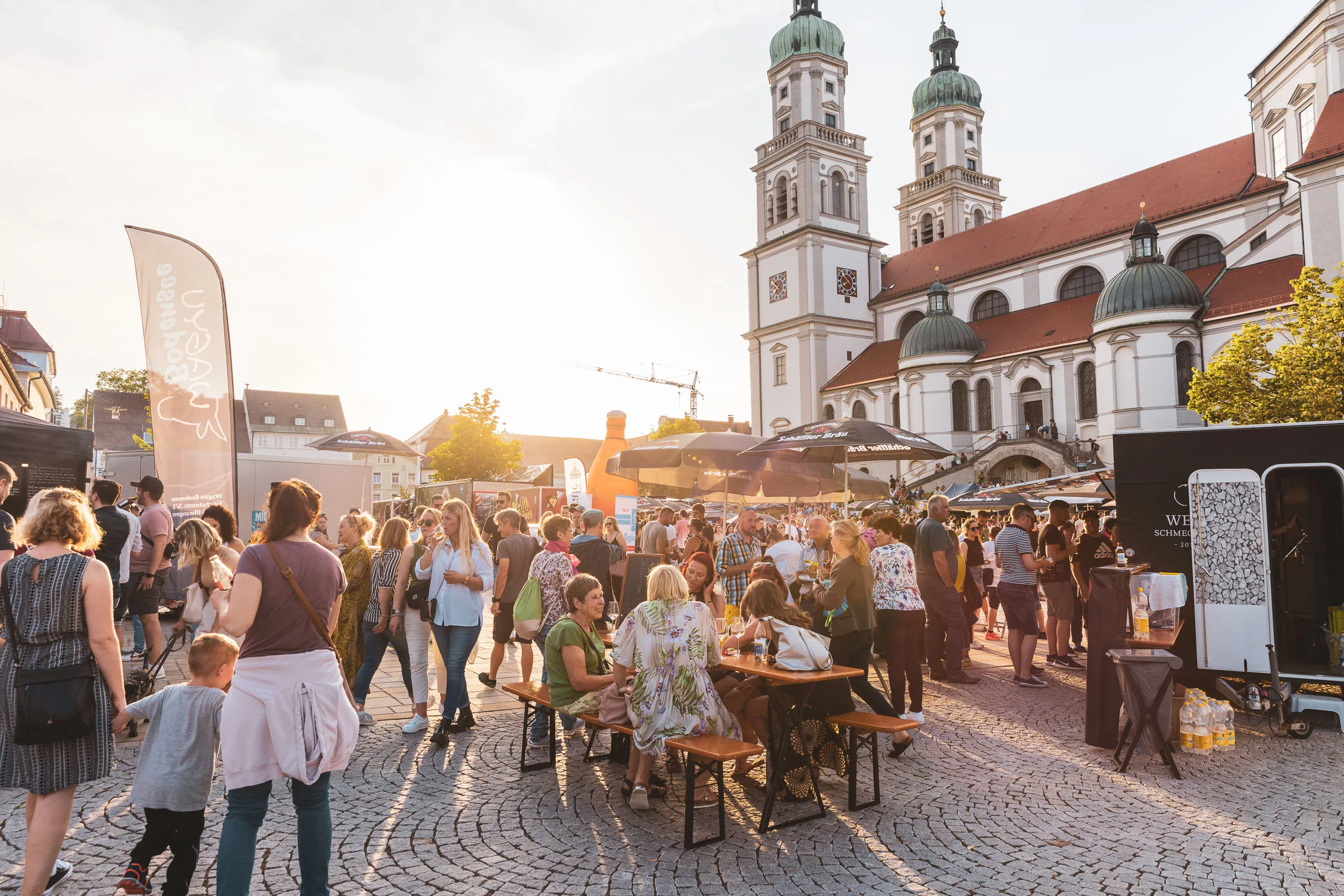 Der Street Food Markt in Kempten vor dem Rathausplatz im Abendlicht.