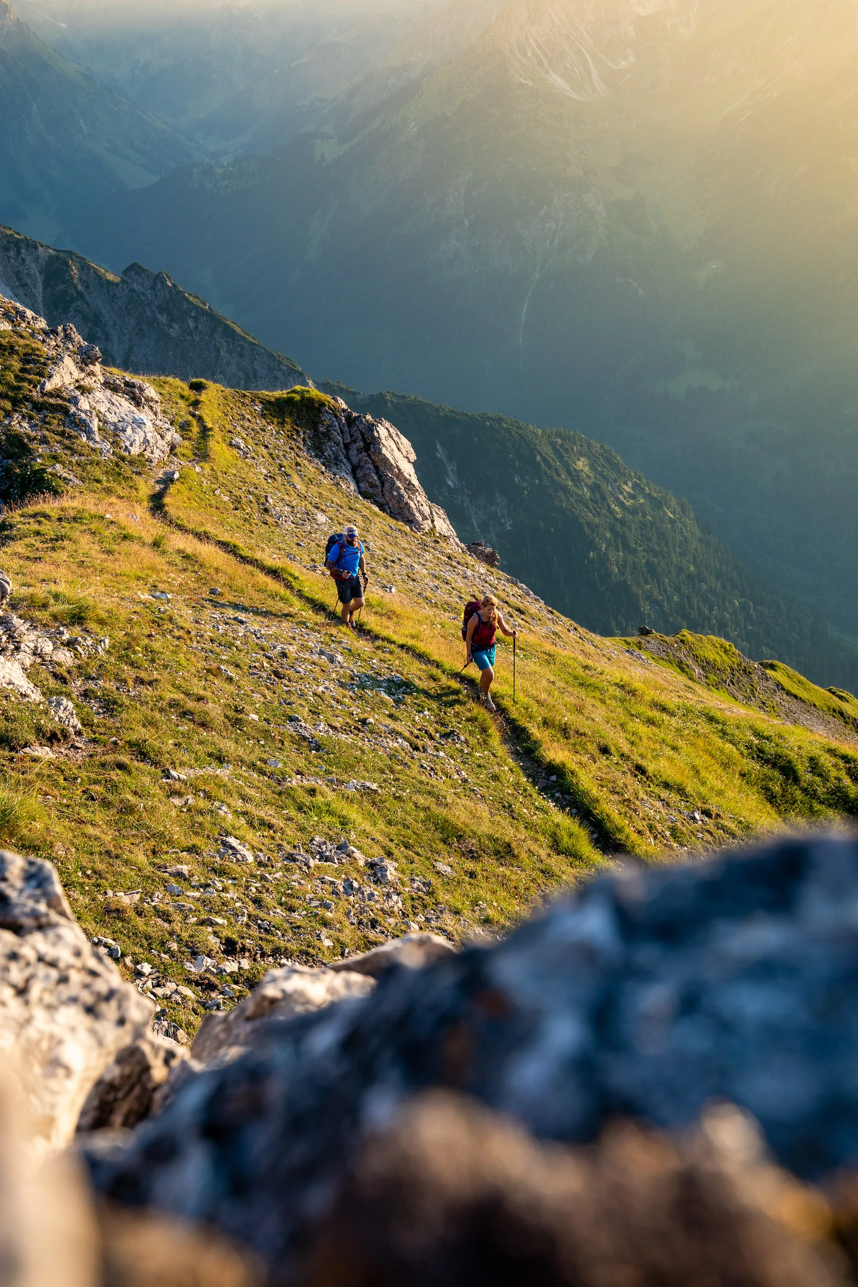 Caroline Nantke laufen auf einem Berggrat und blickt ins Tal