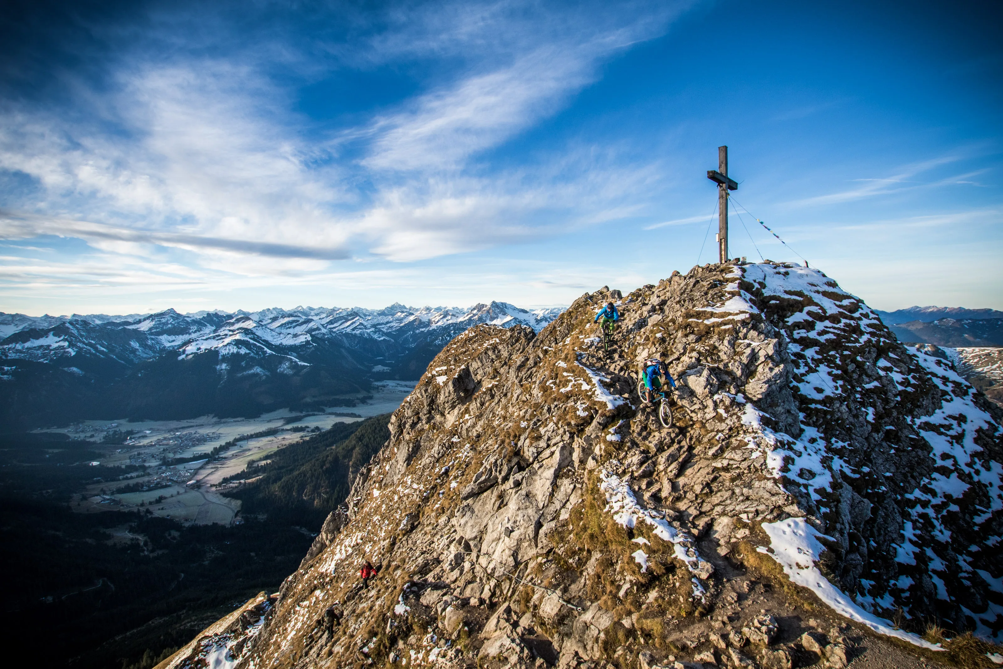 Florian Häusler und Robert Härle fahren mit Mountainbikes über den felsigen Grat.