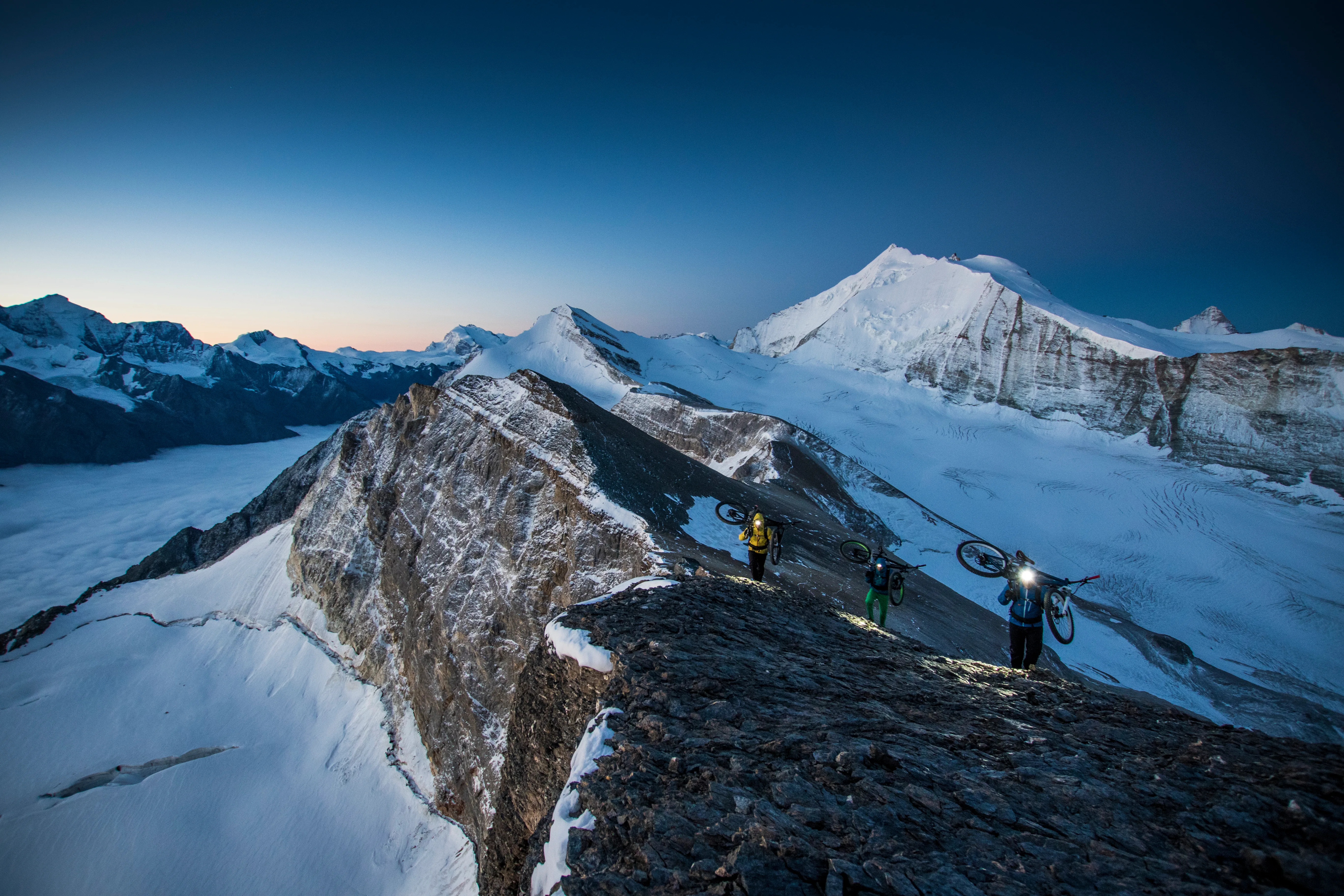 Ein hochalpiner Grat am Barrhorn liegt im kühlen Morgenlicht.