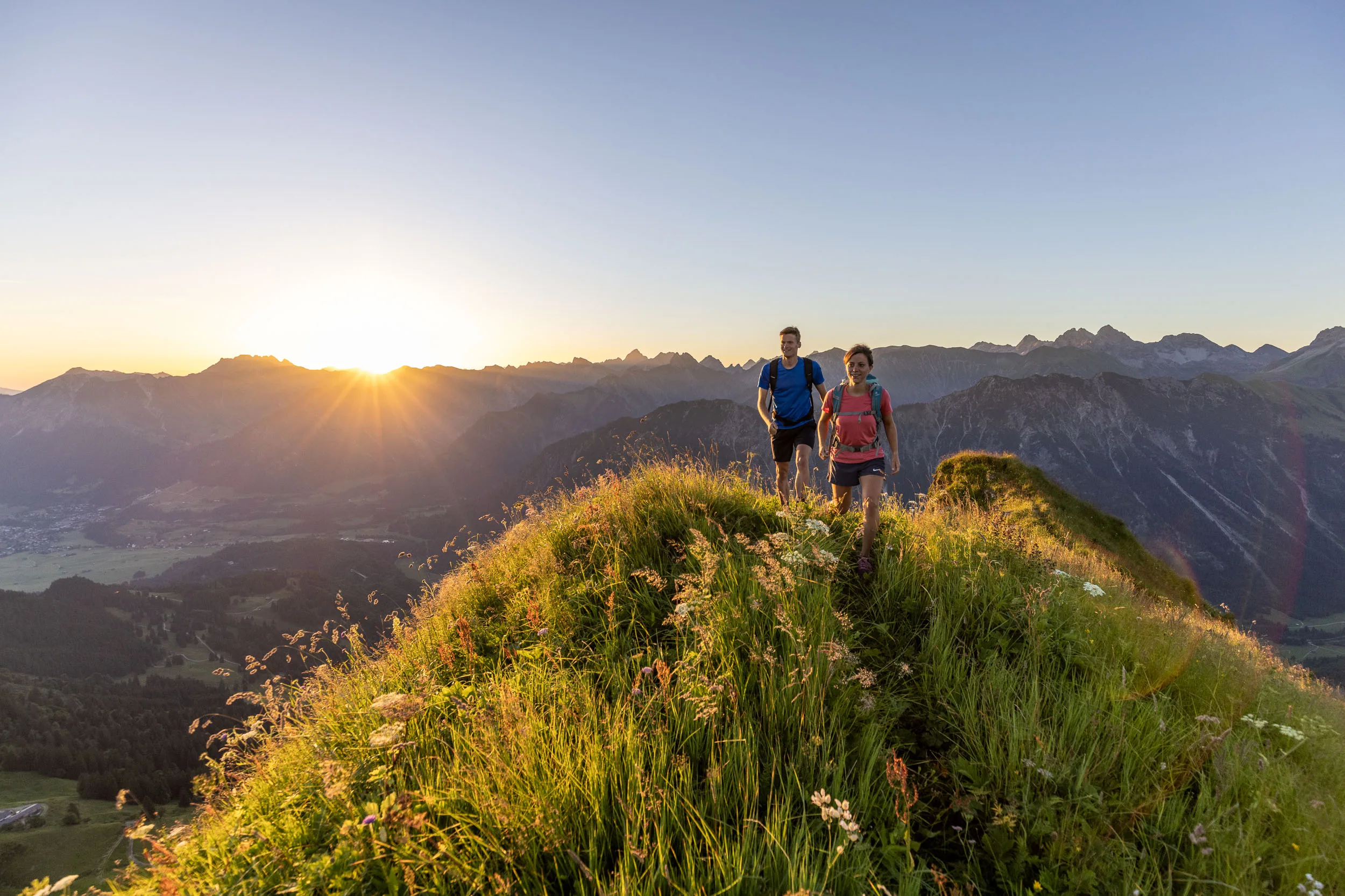 Wendelin Thannheimer und Agnes Zobel beim Wandern im Morgenlicht am Fellhorn/Söllereck.