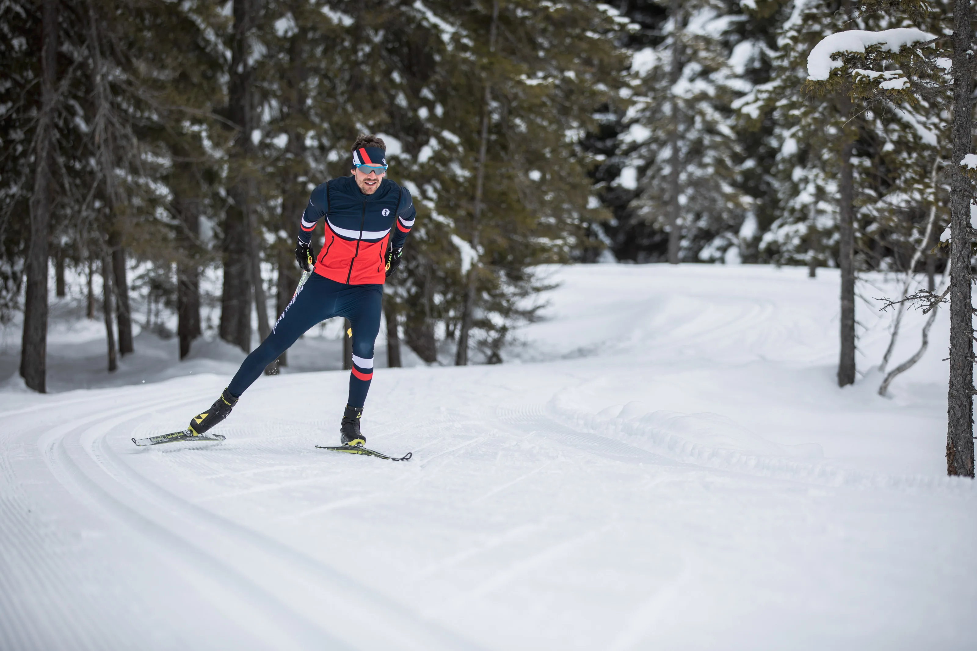Michael Schnetzer beim Skating-Langlauf auf einer verschneiten Waldloipe.