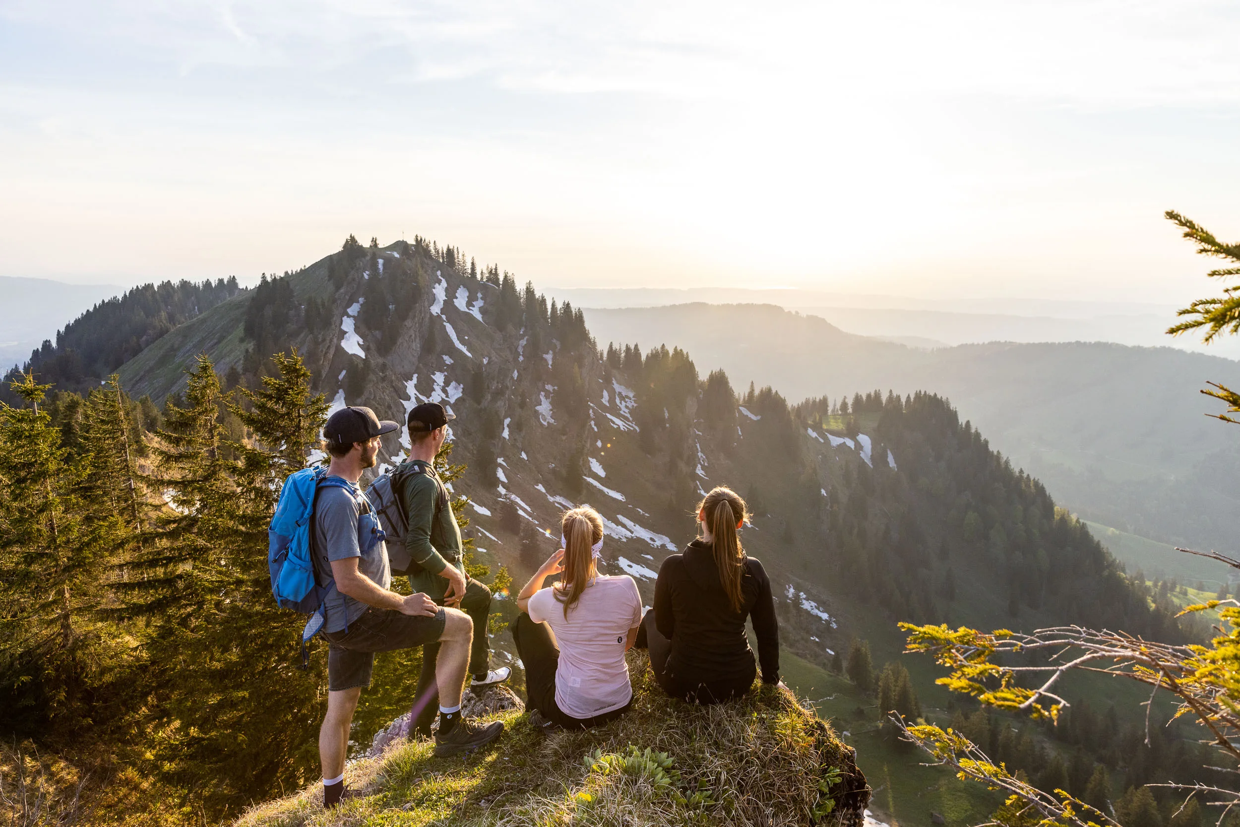 Wandernde auf einem Bergweg am Hochgrat mit Blick über das Allgäu.