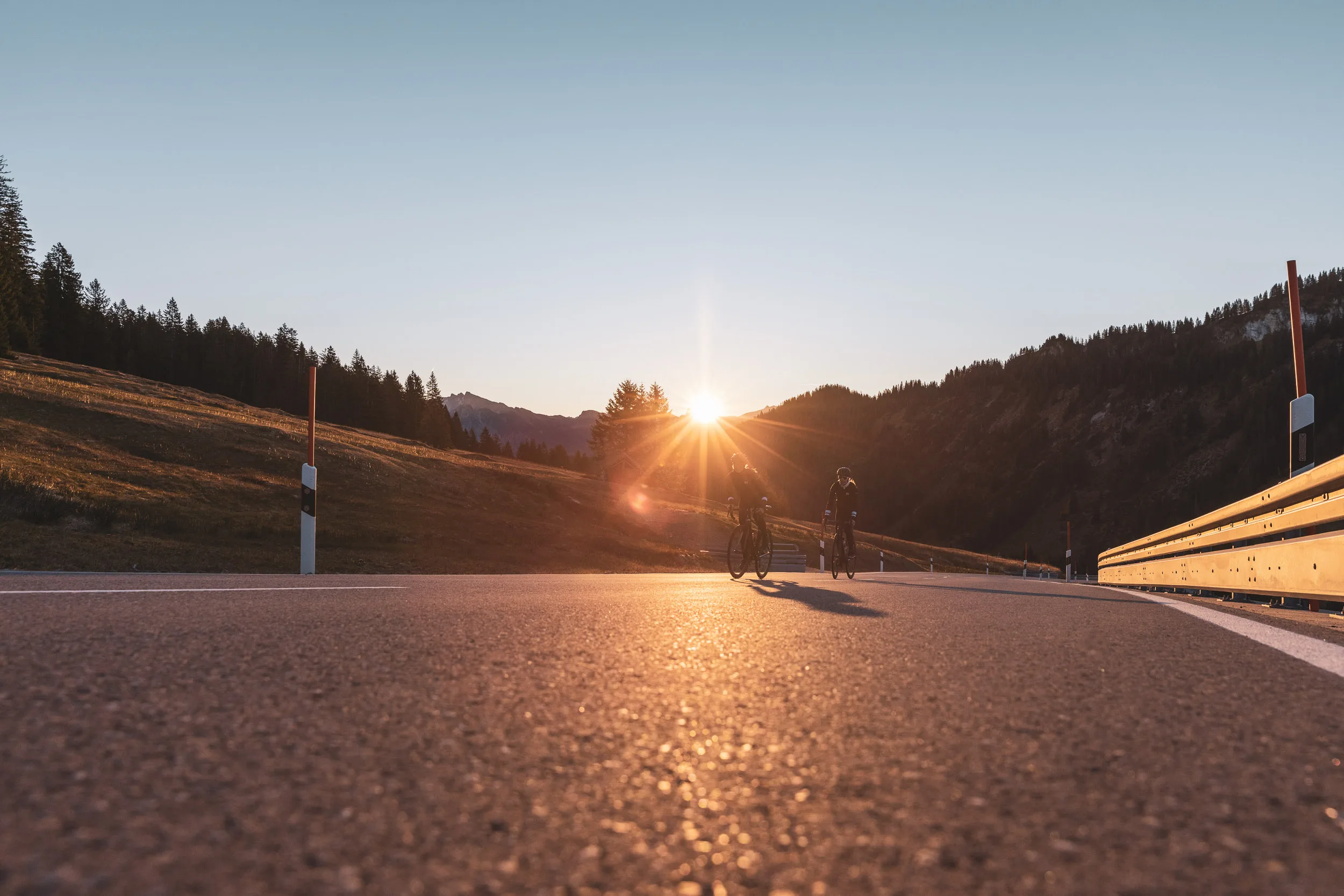 Tief stehende Sonne über der Passstraße im herbstlichen Allgäu