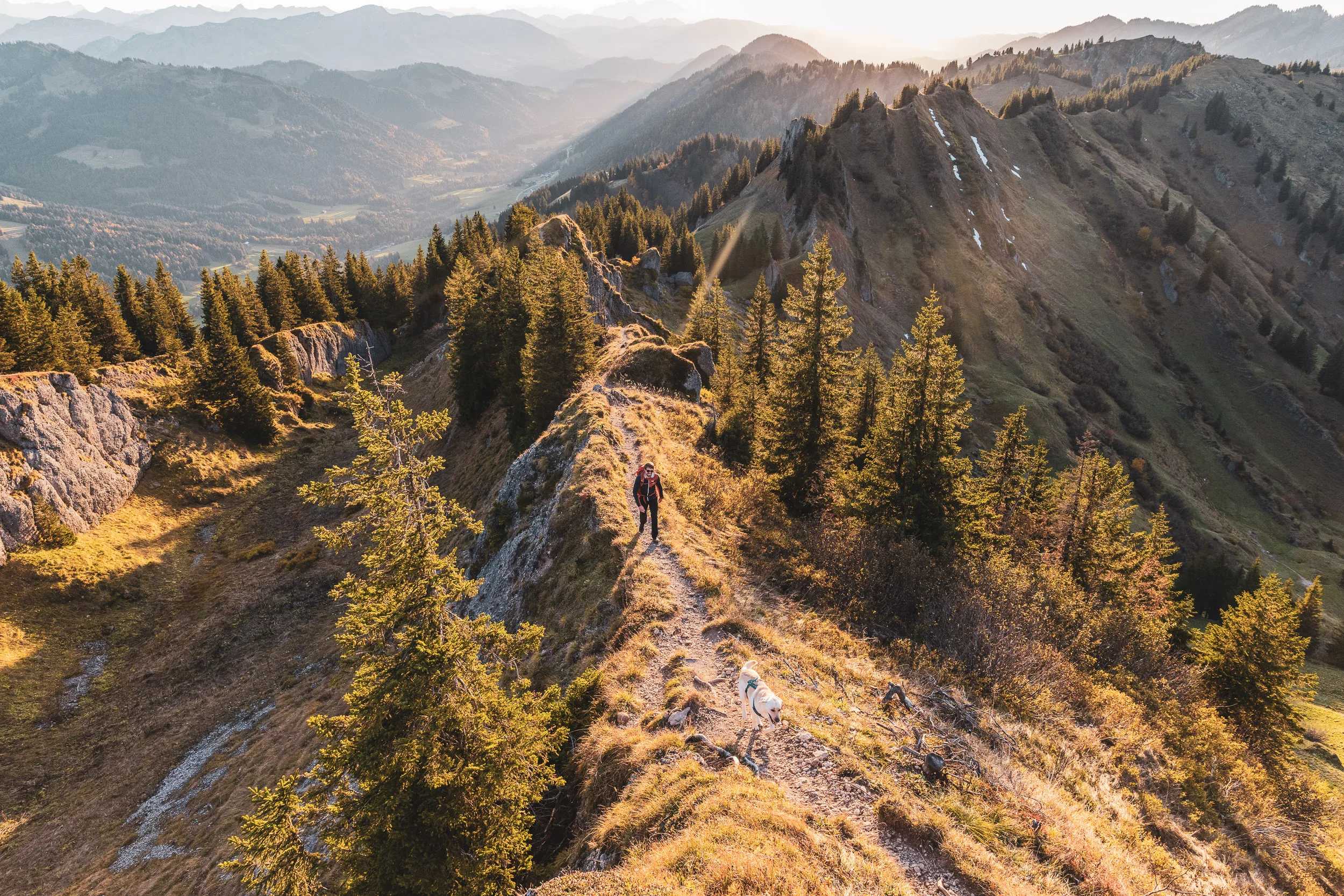 Andreas Kögel und Oskar wandern über einen schmalen Berggrat im Oberallgäu
