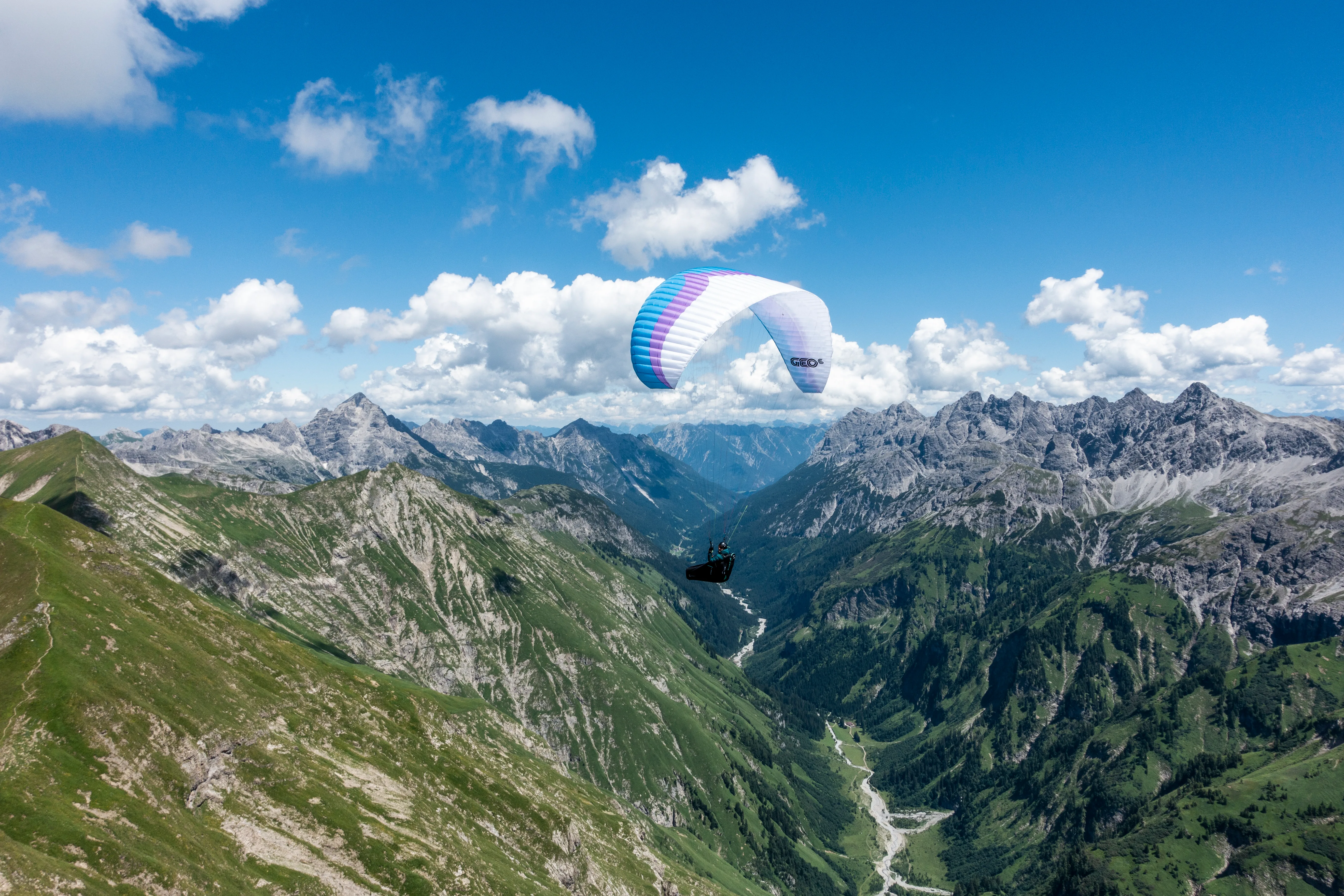 Lara Weinfurtner beim Gleitschirmflug über den Bergen im Oberallgäu.