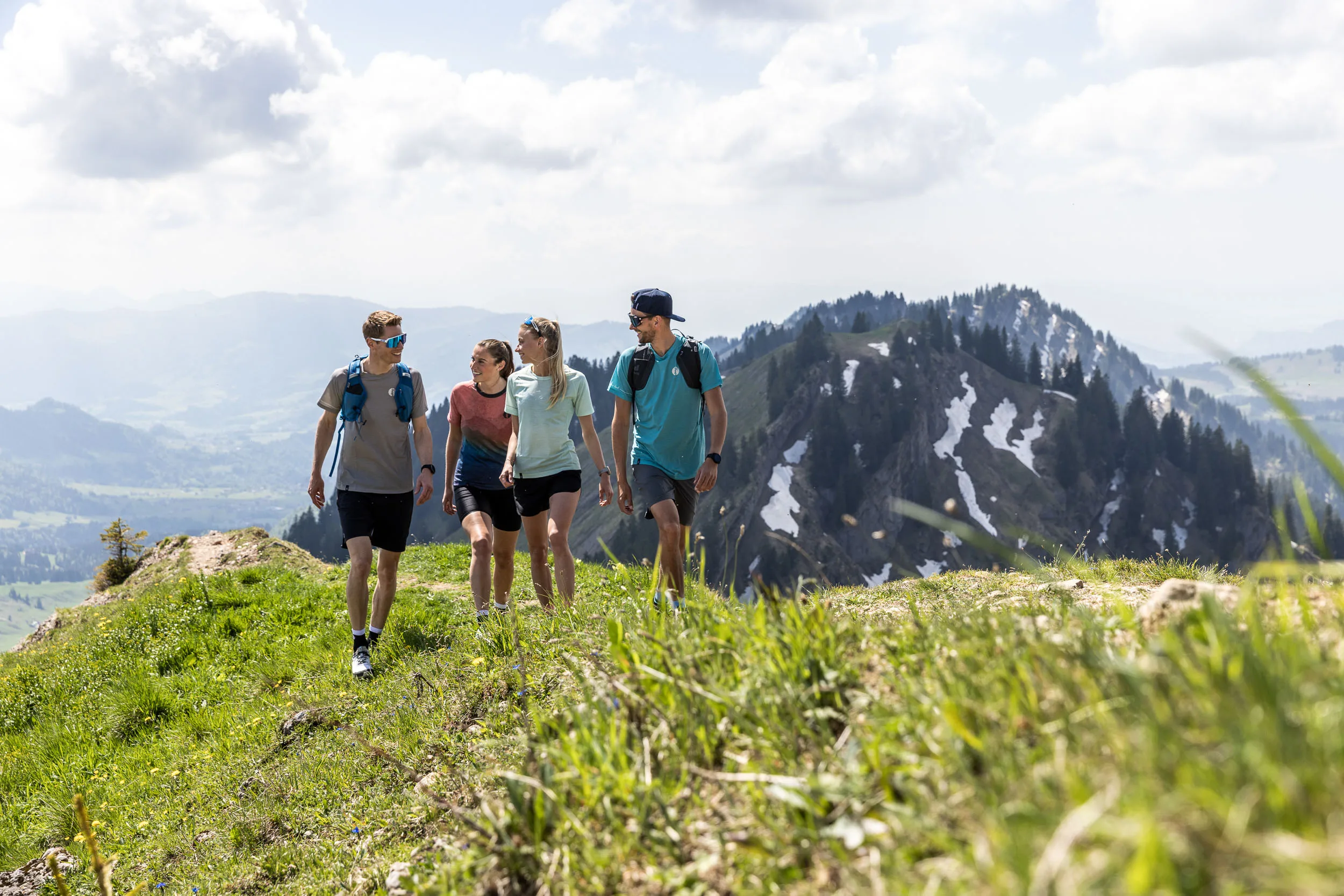 Wandernde auf einem Bergweg am Hochgrat mit Blick über das Allgäu.