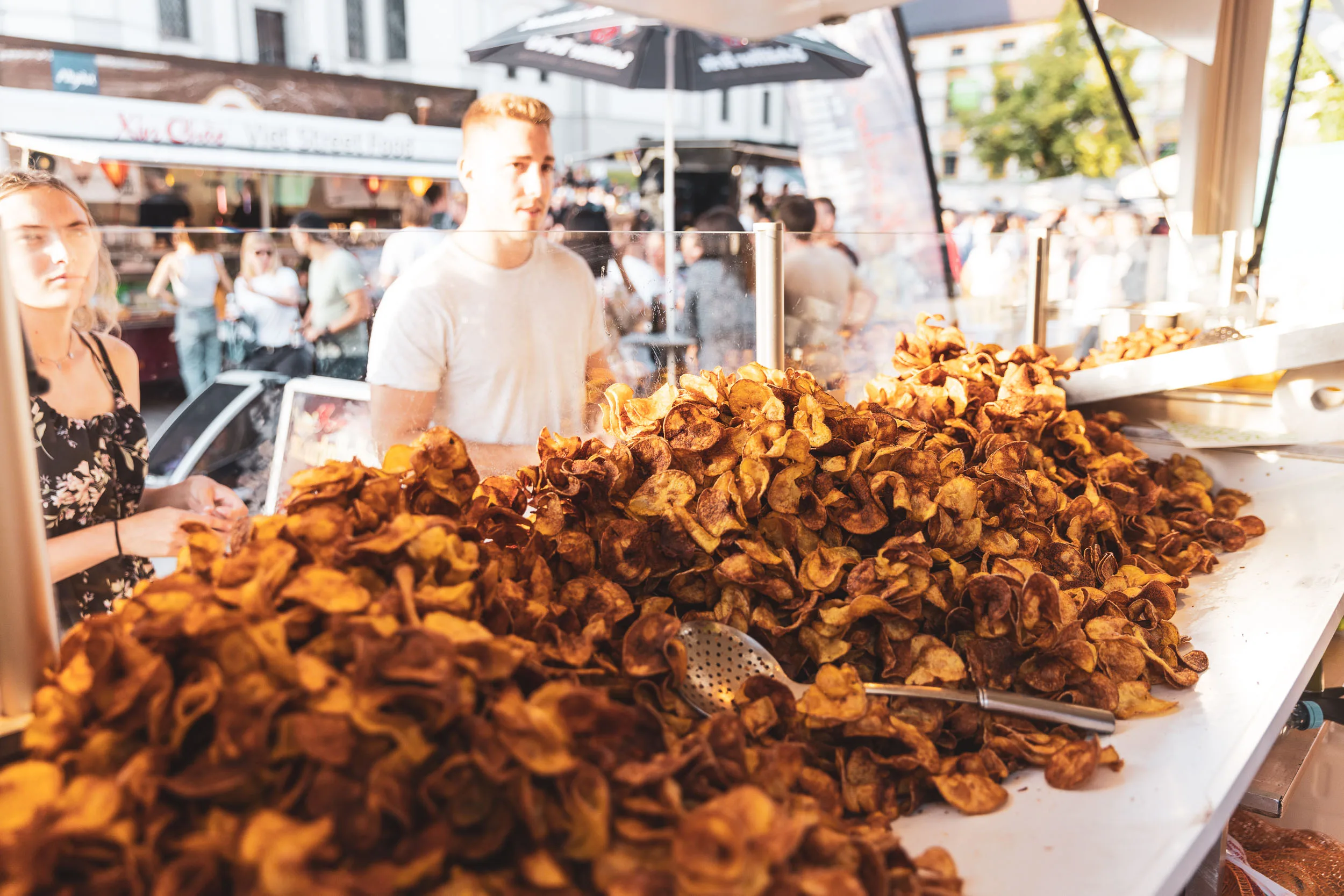 Frisch zubereitetes Essen an einem Marktstand.