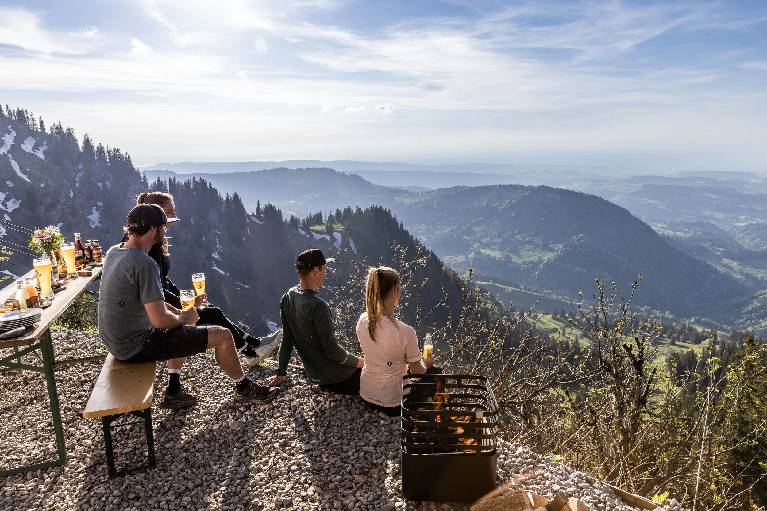 Brotzeit und Getränke auf einem Tisch mit Bergblick am Hochgrat.