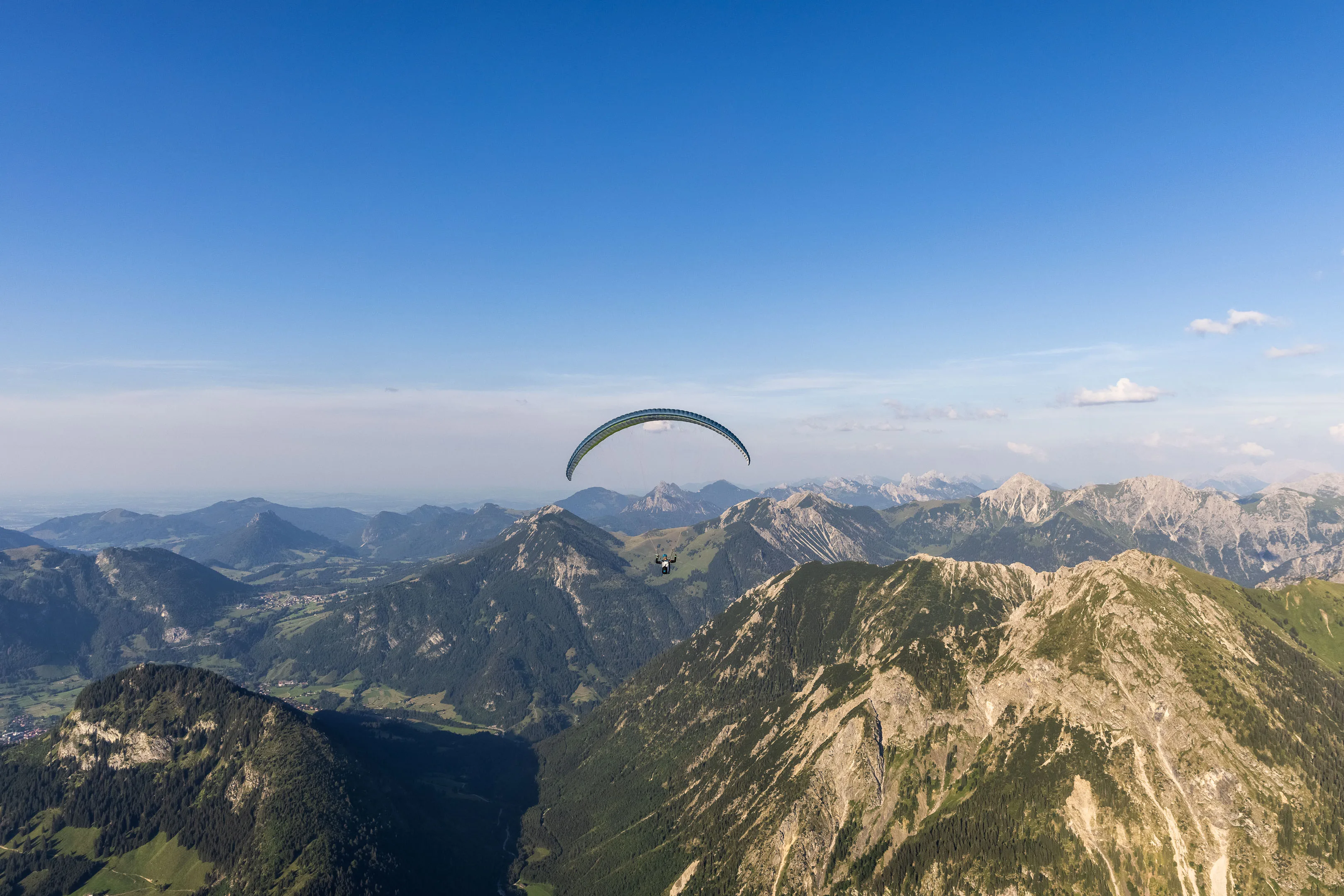 Ein Gleitschirmfliegen im Abendlicht