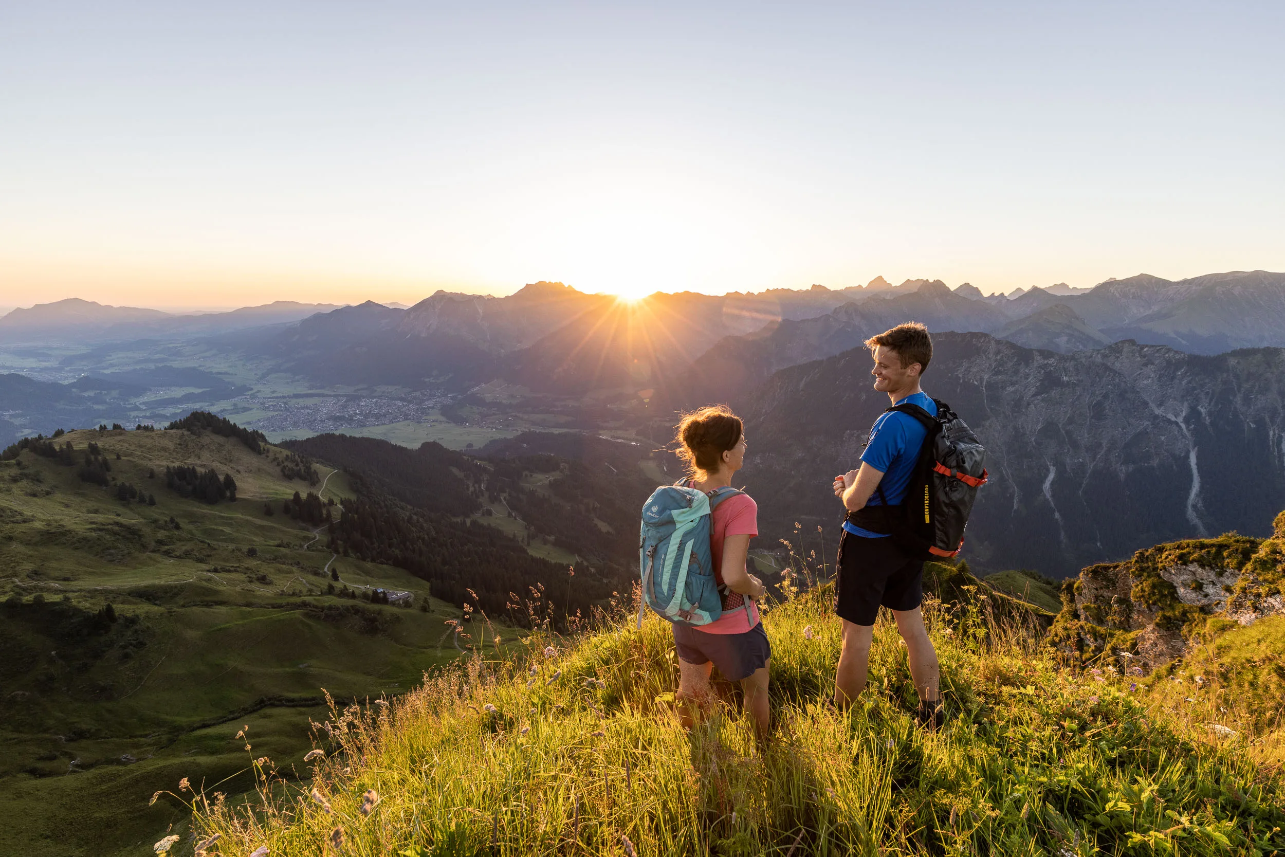 Wendelin Thannheimer und Agnes Zobel beim Wandern im Morgenlicht am Fellhorn/Söllereck.