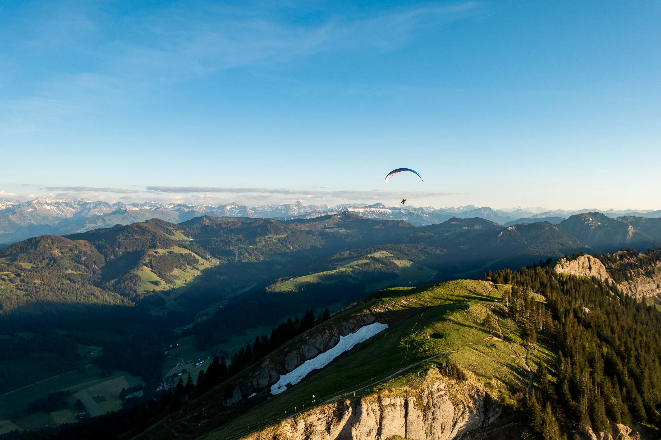 Gleitschirm über den Bergen im Oberallgäu.