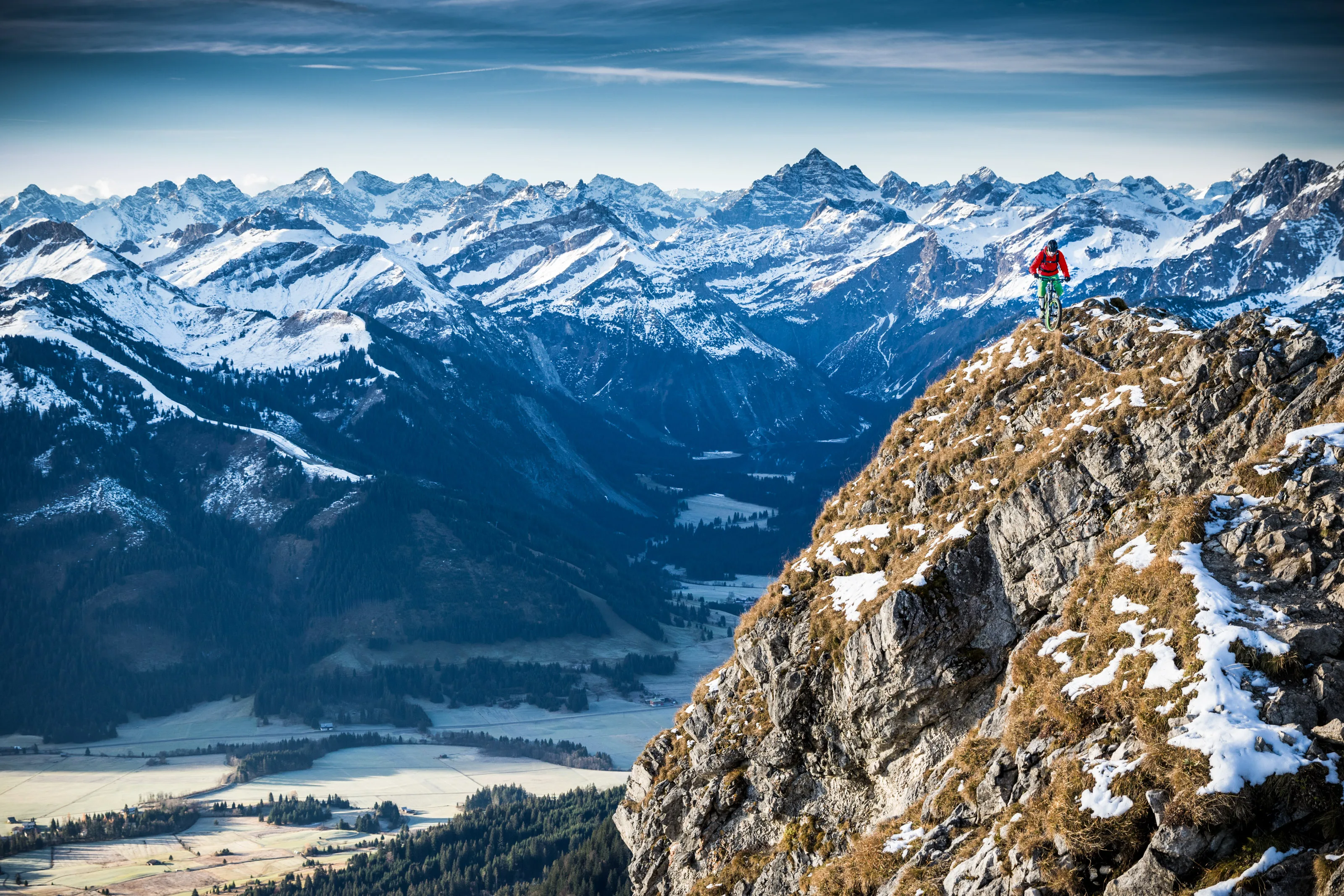 Robert Härle auf dem felsigen Mountainbike-Trail mit Blick ins Tal.