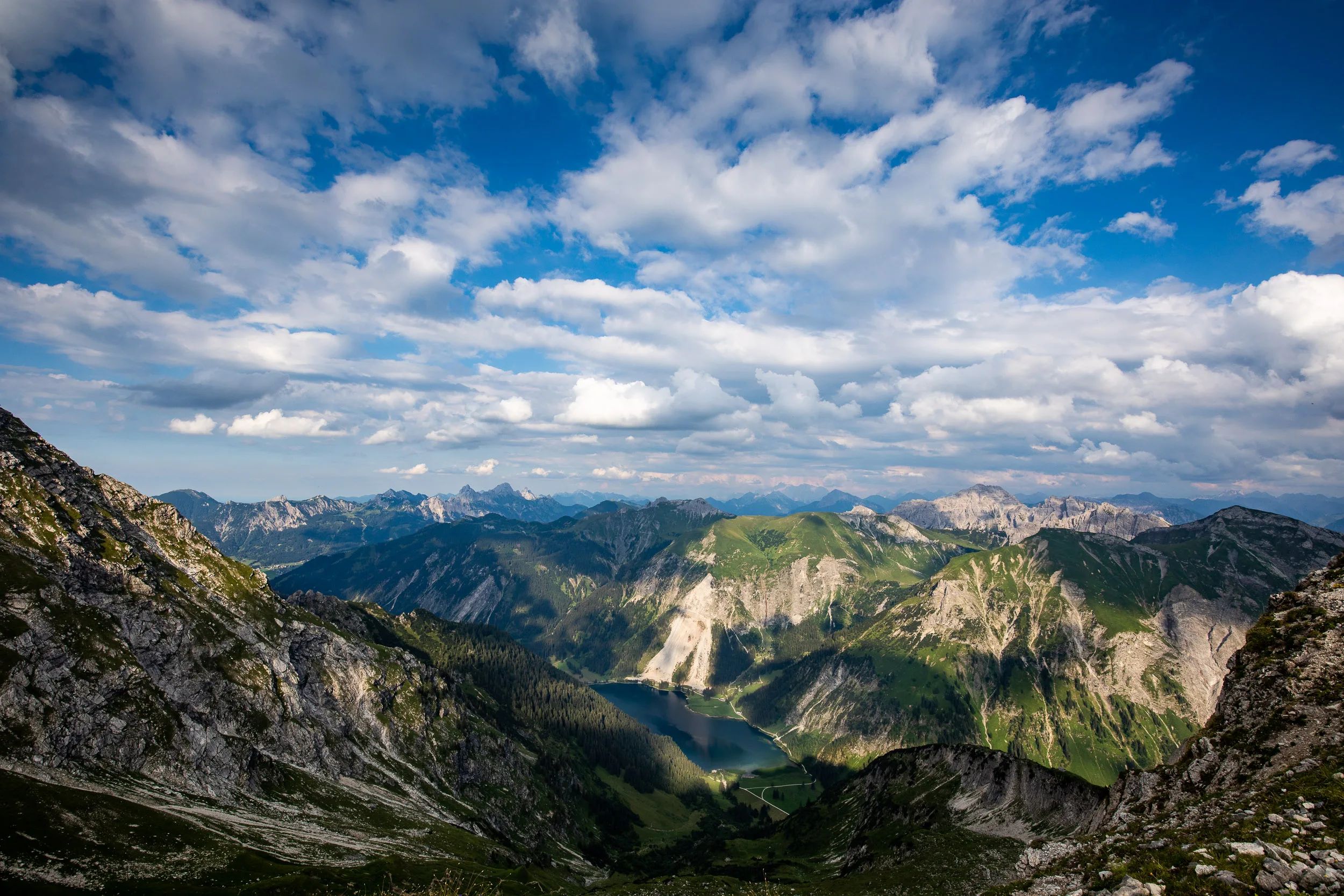 Blick über den Vilsalpsee und die umliegenden Allgäuer Bergketten