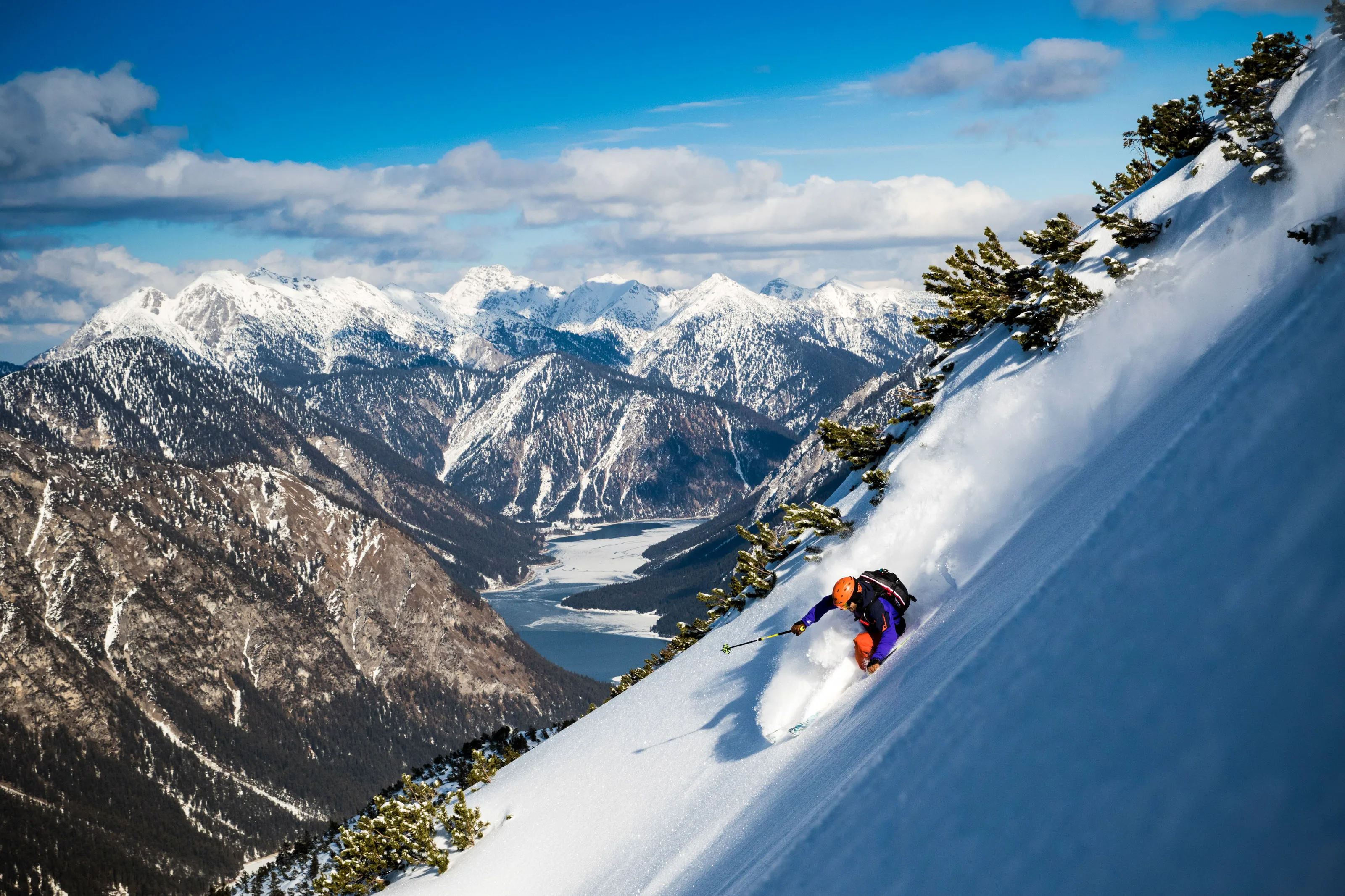 Florian Häusler bei der Skiabfahrt mit Blick ins Tal am Thaneller.