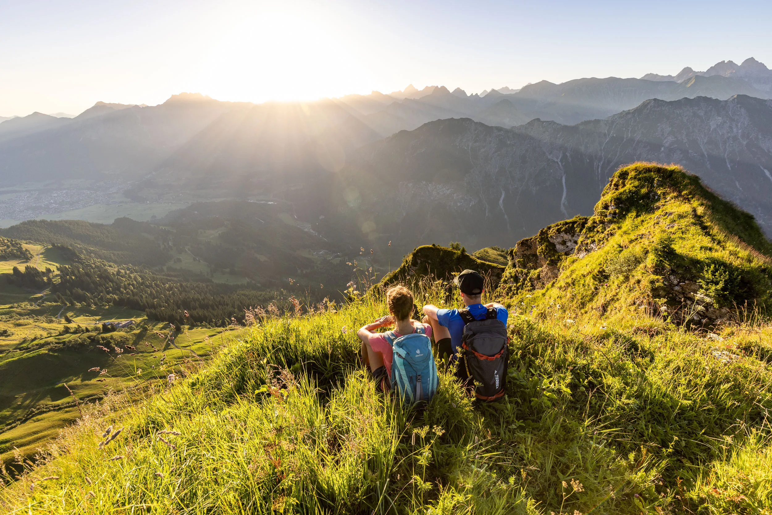 Wendelin Thannheimer und Agnes Zobel beim Wandern im Morgenlicht am Fellhorn/Söllereck.