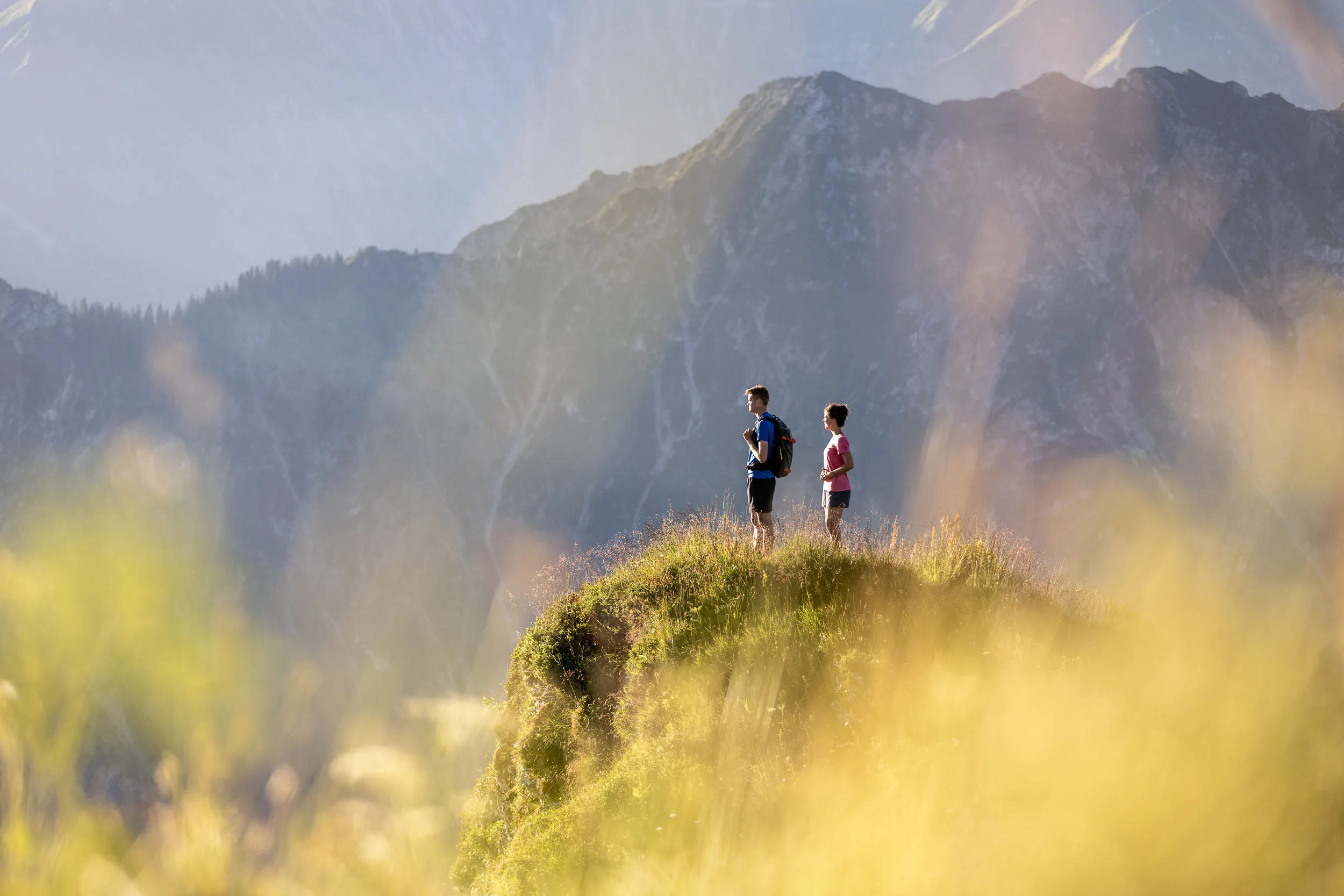 Wendelin Thannheimer und Agnes Zobel beim Wandern im Morgenlicht am Fellhorn/Söllereck.