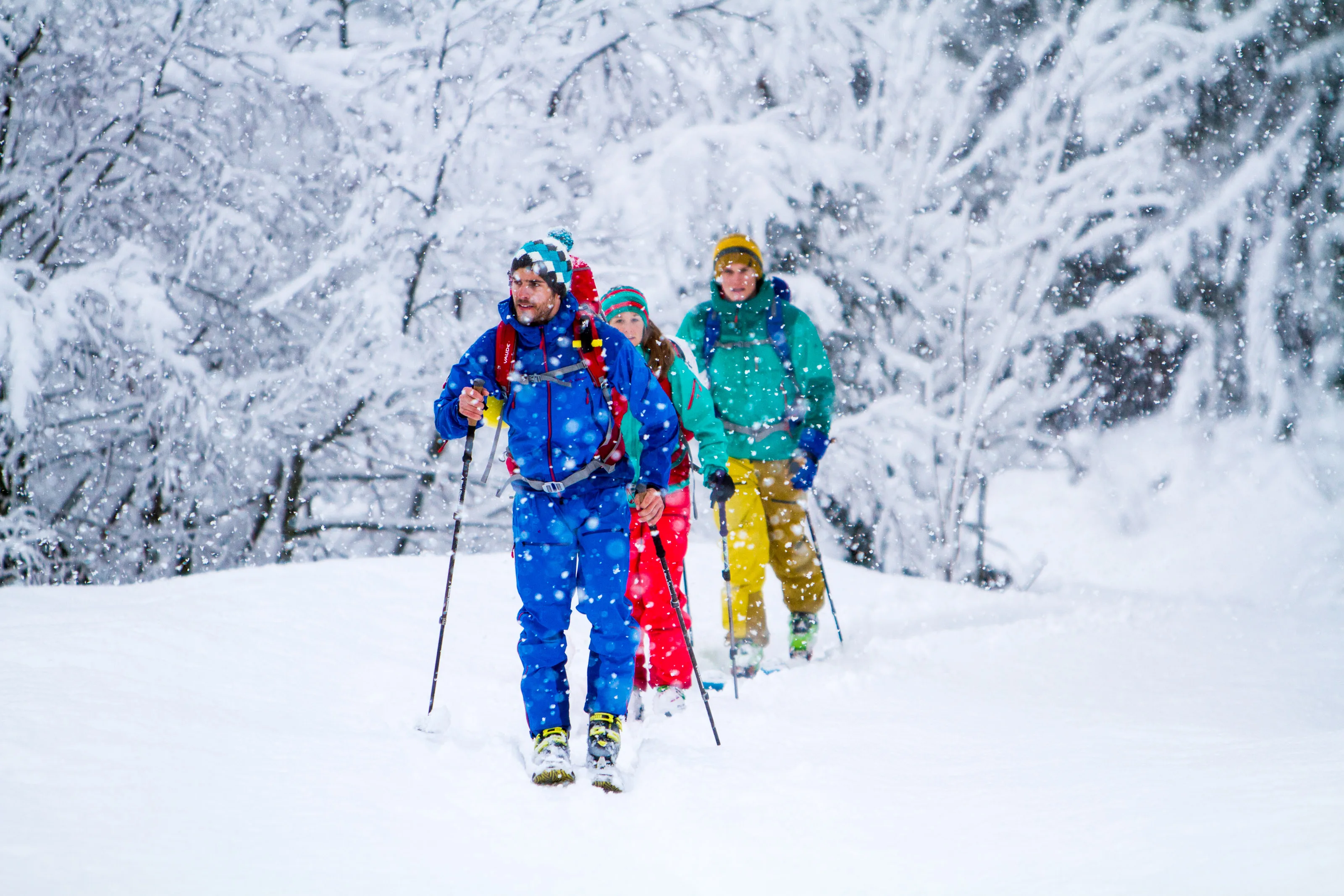 Gruppe beim Aufstieg durch tief verschneiten Wald am Siplinger Kopf