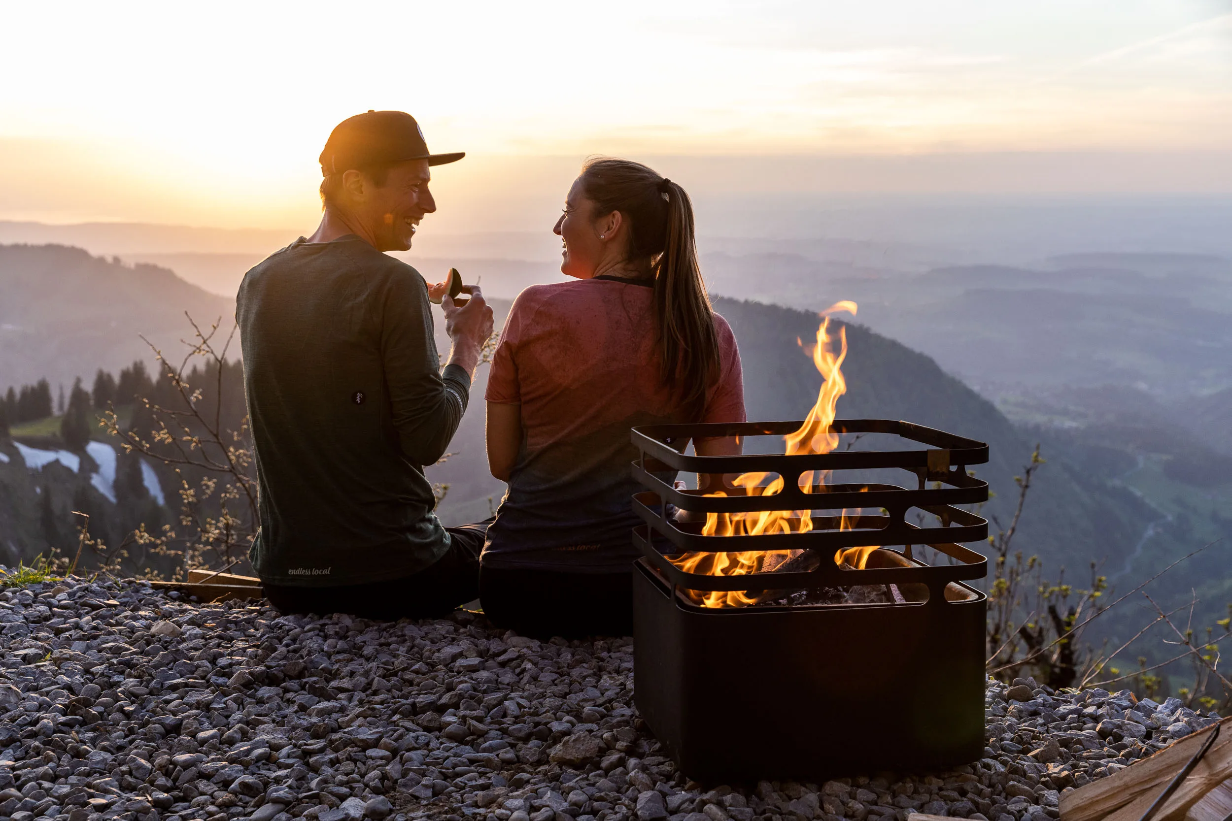 Menschen beim Grillen an einer Feuerstelle mit Blick über die Nagelfluhkette.