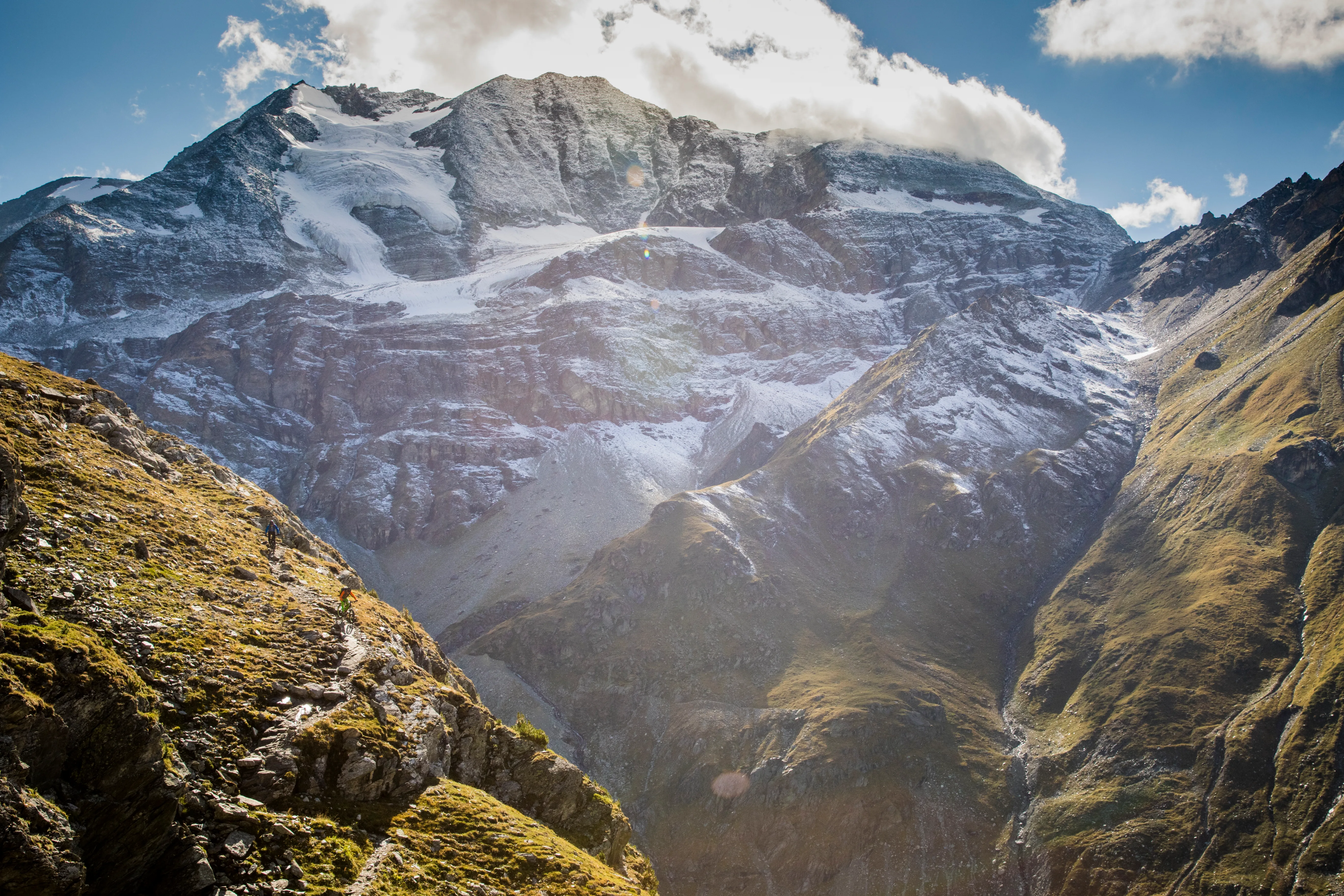 Wolken ziehen über eine hochalpine Bergflanke am Barrhorn im Wallis.
