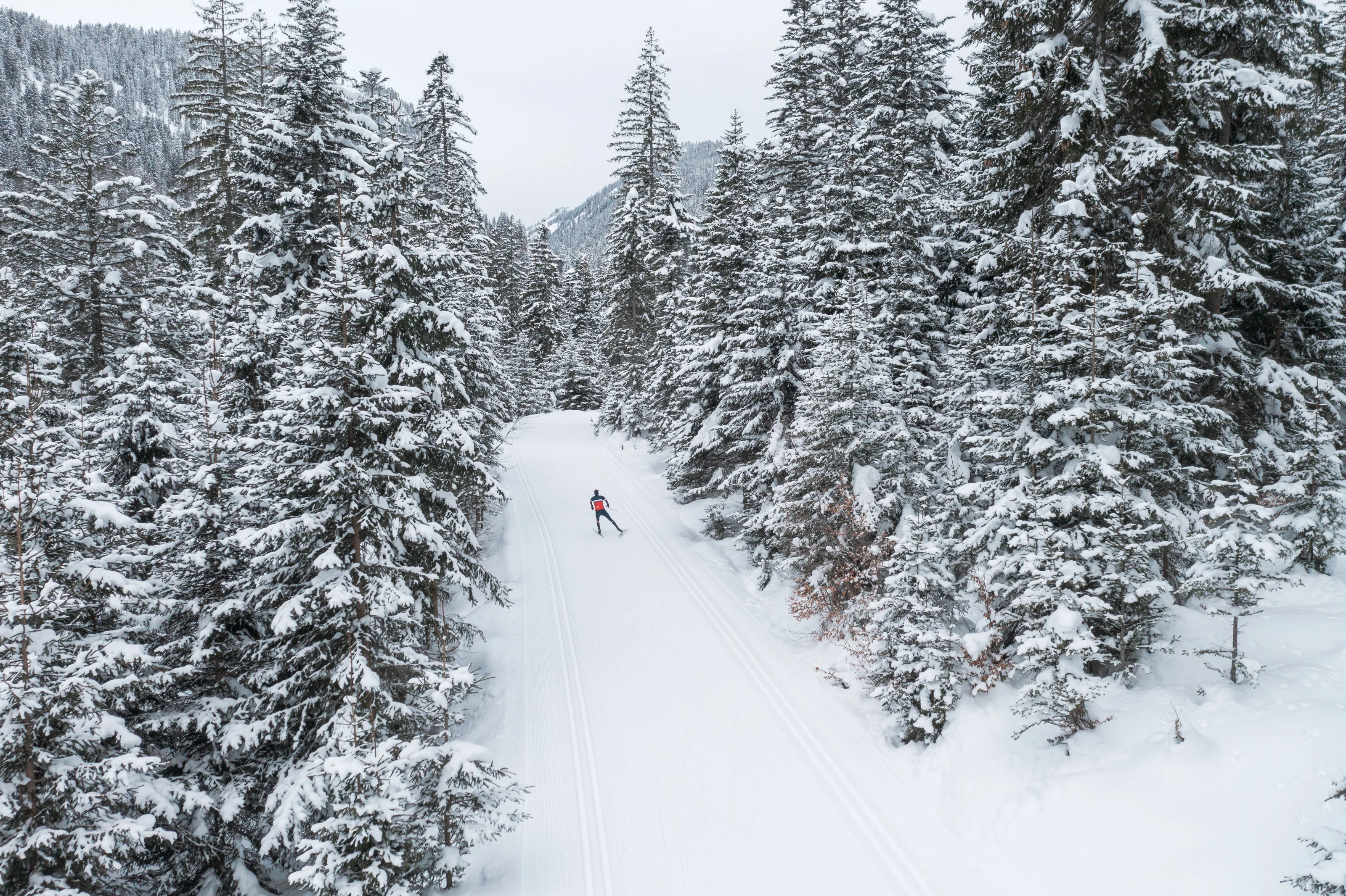 Michael Schnetzer beim Skating-Langlauf über eine offene Loipe im Kleinwalsertal.