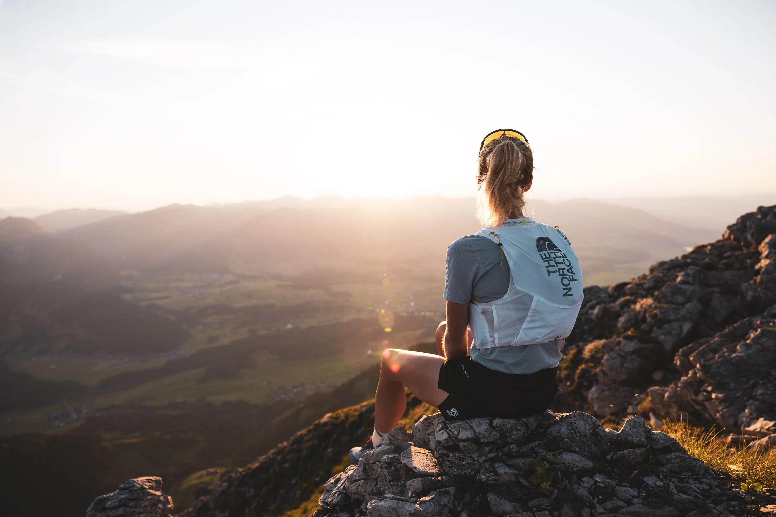 Pause auf einem Felsen mit Blick ins Abendlicht über Oberstdorf