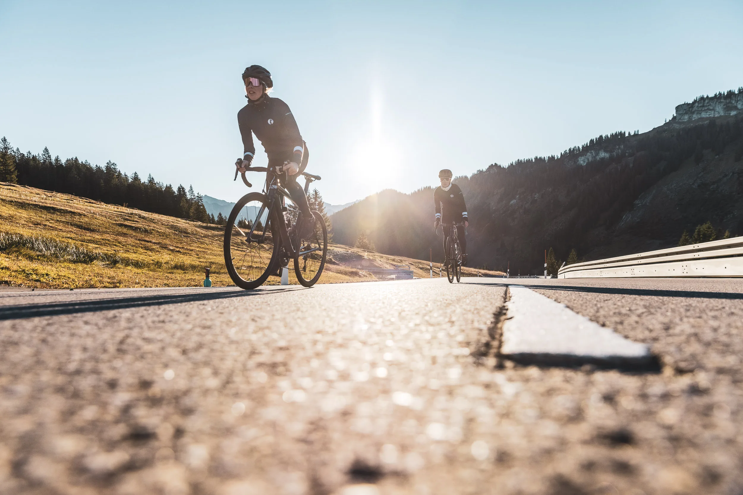 Rennradfahrerin führt eine zweite Fahrerin auf der Passstraße an