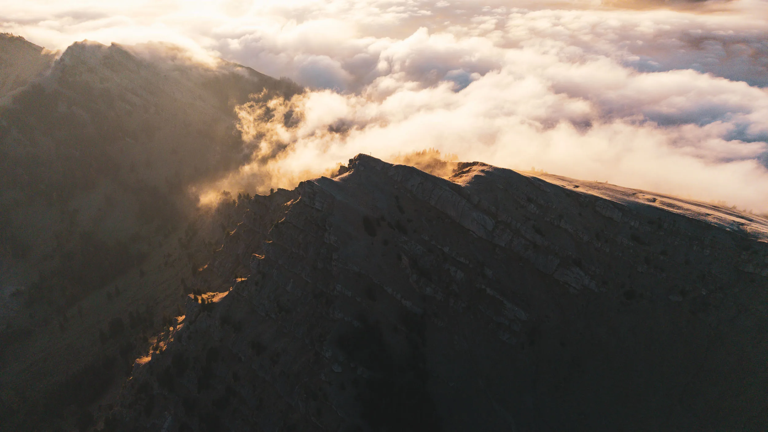 Heller Morgennebel umspült eine schroffe Gratkante in den Allgäuer Bergen
