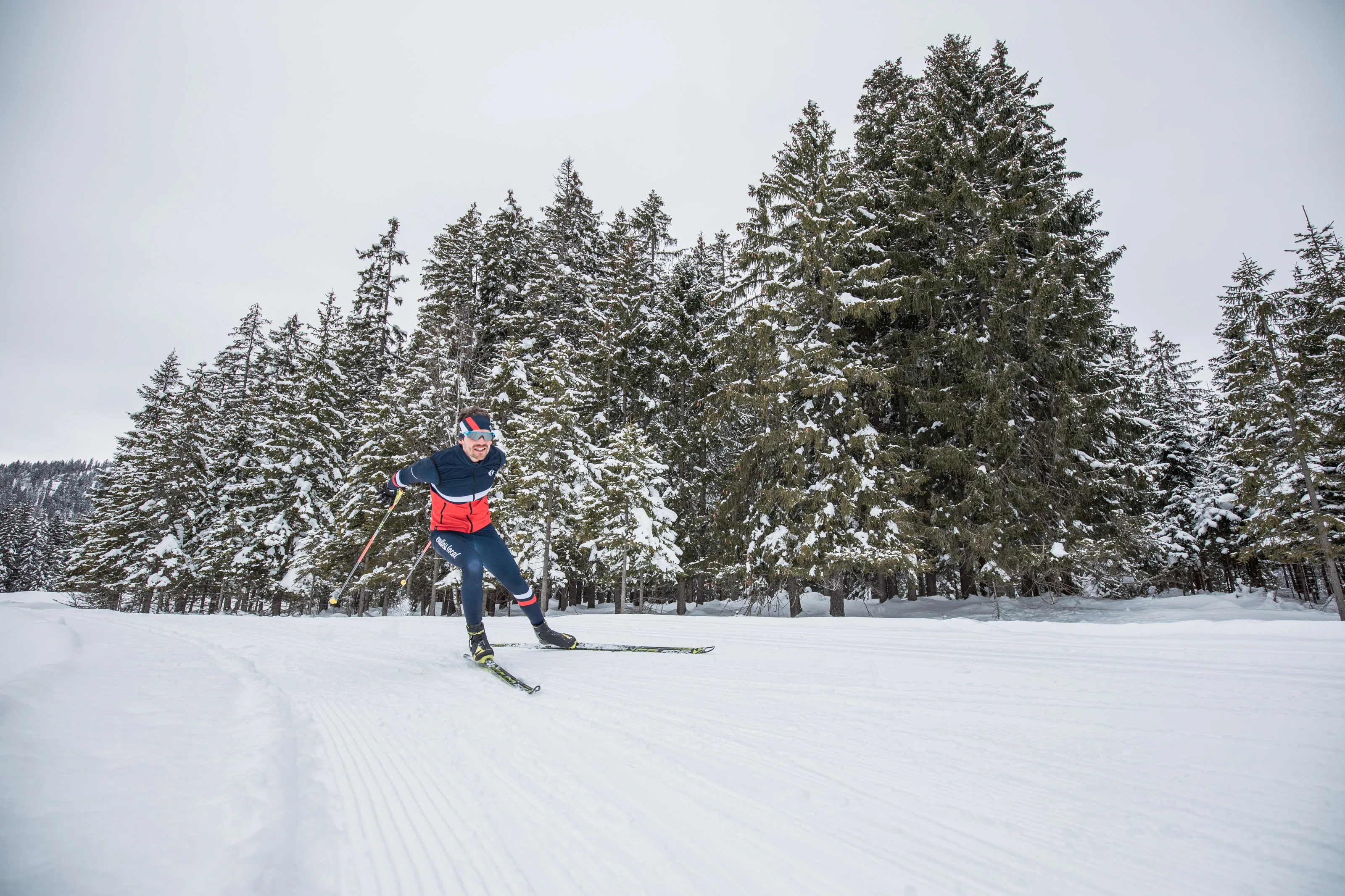 Michael Schnetzer beim Skating-Langlauf vor dem winterlichen Tal des Kleinwalsertals.