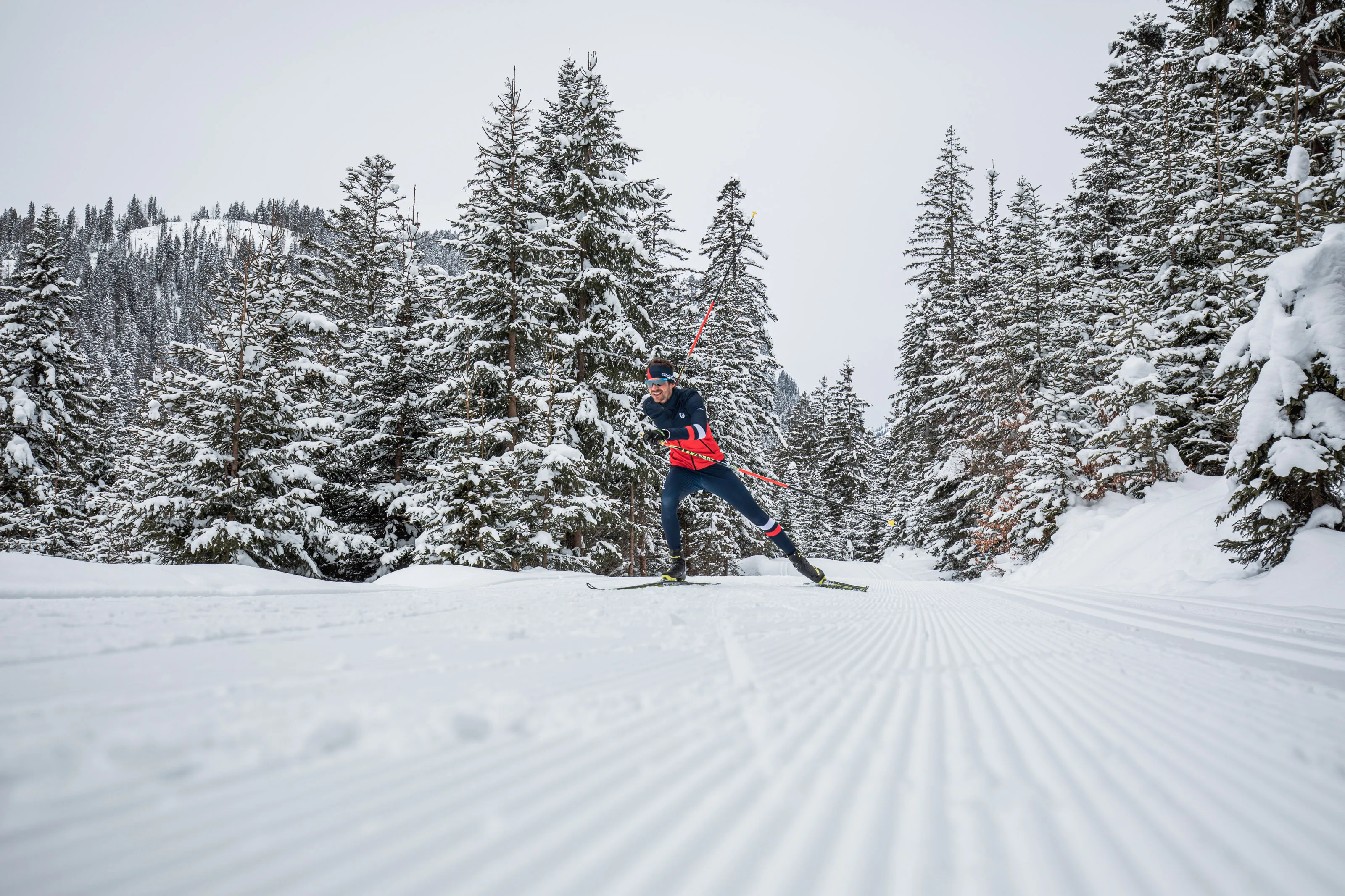 Michael Schnetzer beim dynamischen Skating-Langlauf auf einer Loipe im Kleinwalsertal.