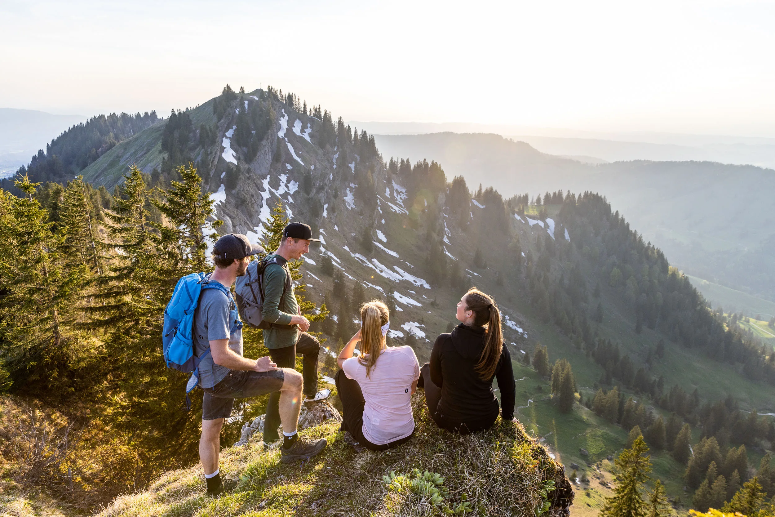 Wandernde auf einem Bergweg am Hochgrat mit Blick über das Allgäu.