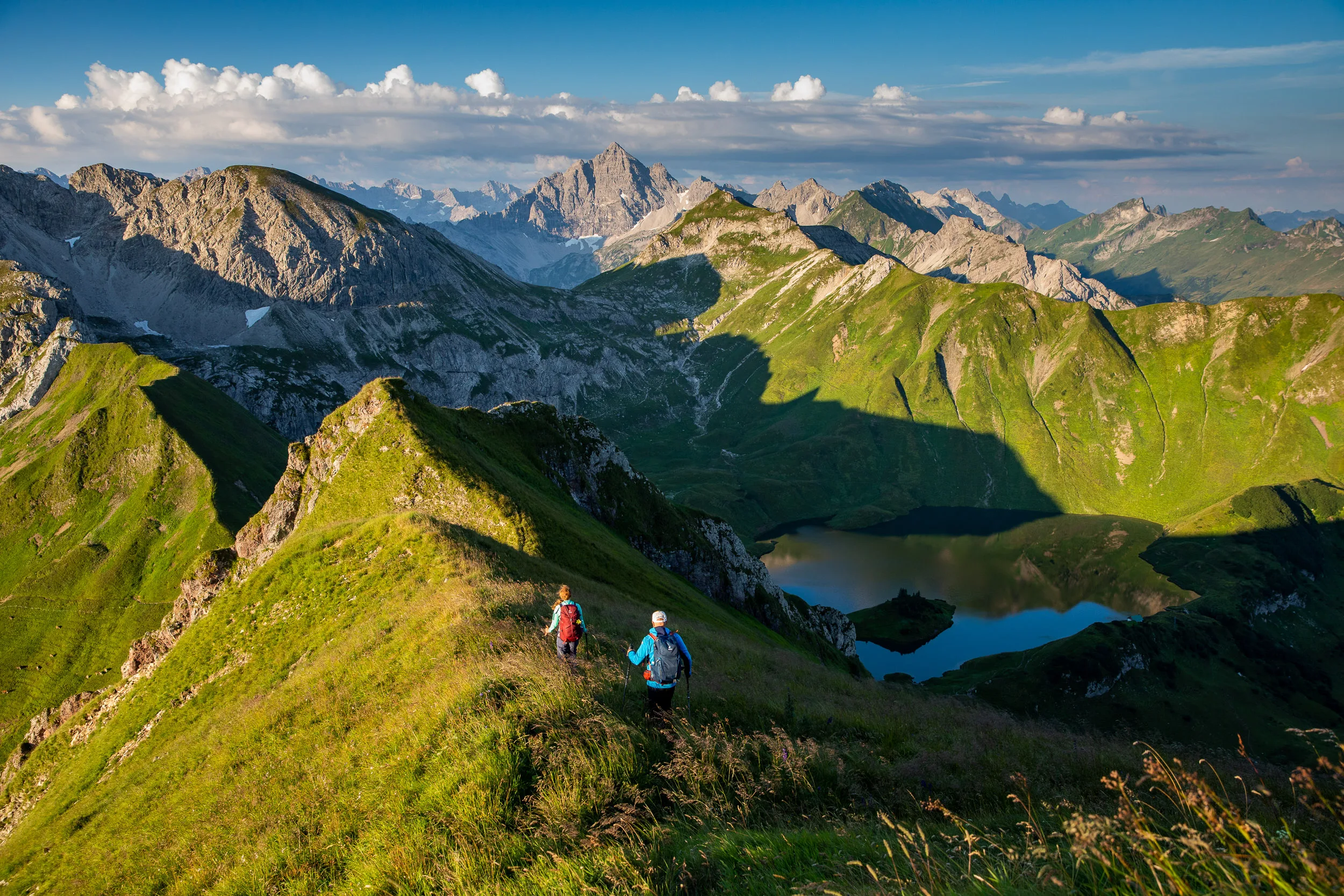 Caroline Nantke und Harald Dreyer wandern auf einem Grat über dem Schrecksee