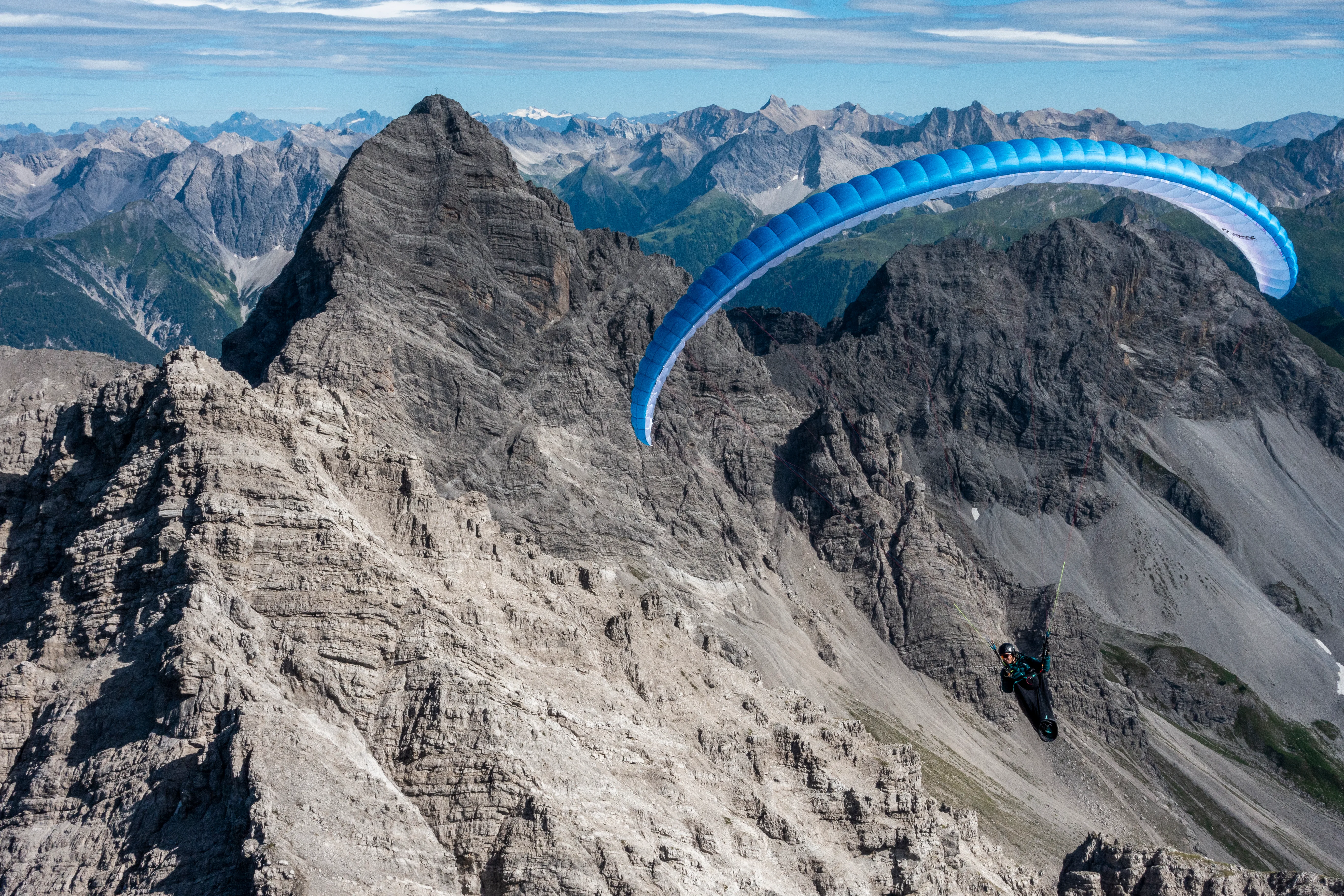 Lara Weinfurtner beim Gleitschirmflug über den Bergen im Oberallgäu.
