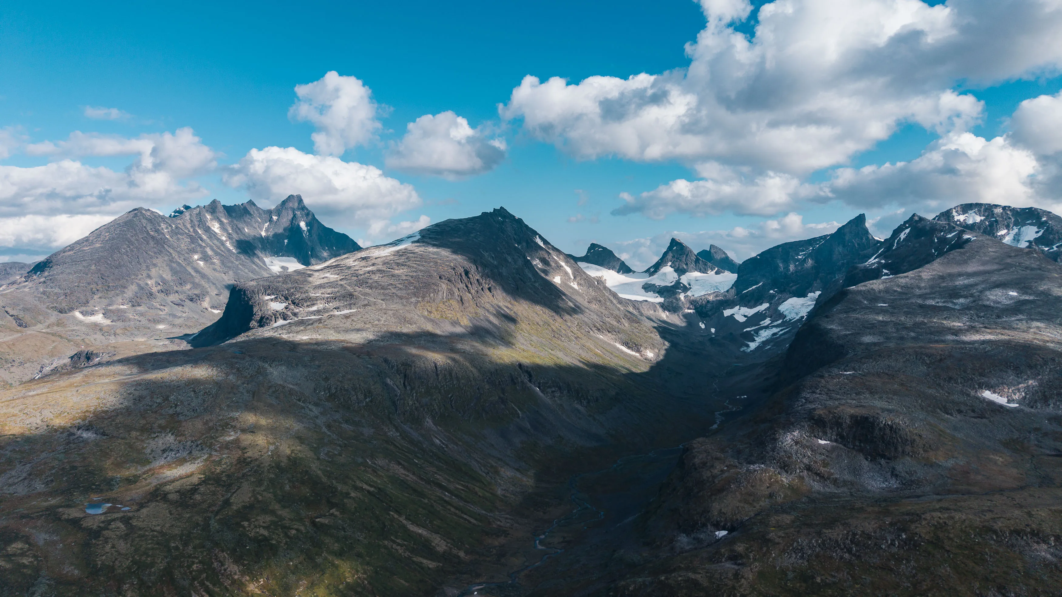 Dunkles Bergmassiv ragt über eine weitläufige steinige Hochebene