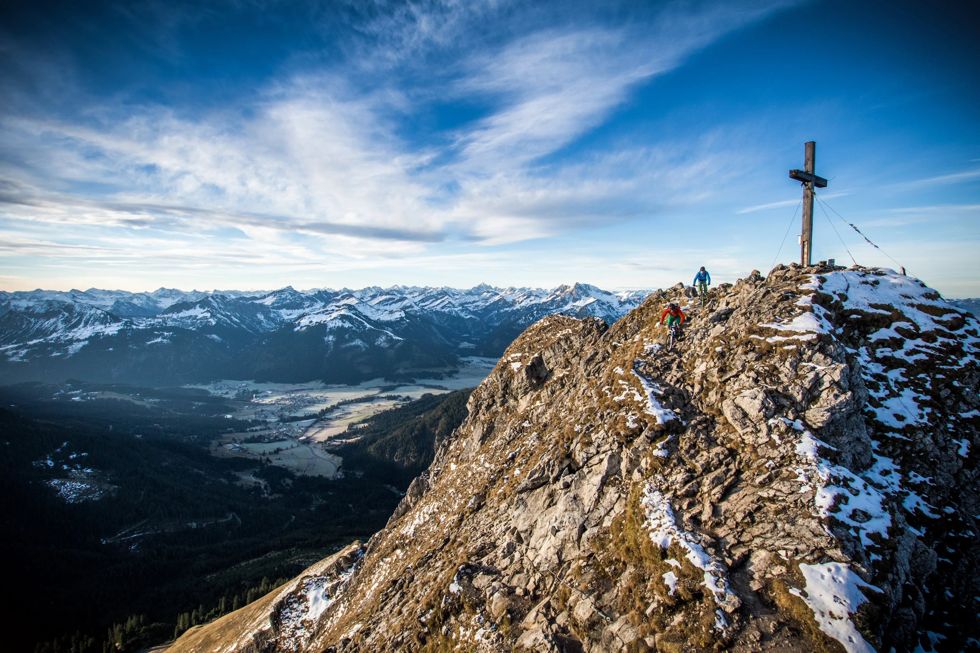 Florian Häusler und Robert Härle auf dem schmalen Bergtrail unter dem Gipfelkreuz.
