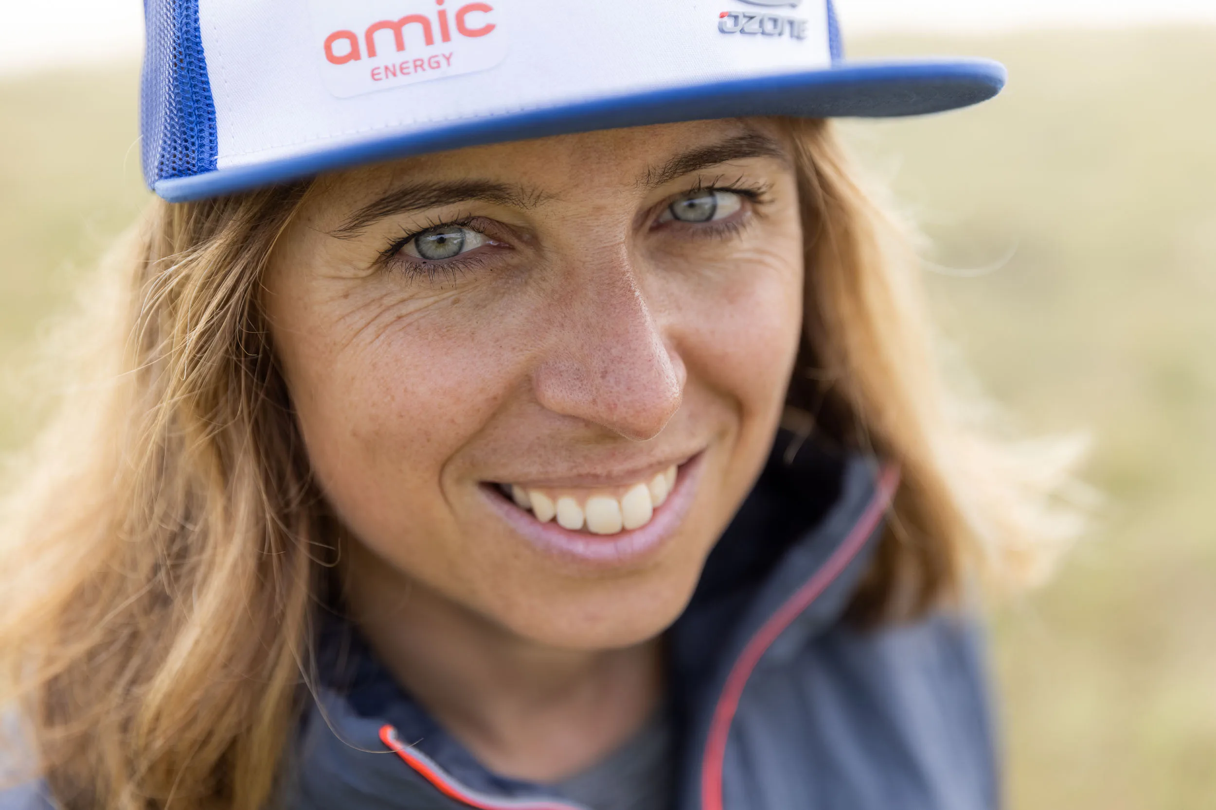 Porträt von Klaudia Bulgakow mit einer Kappe von Ozone und Amic Energy.