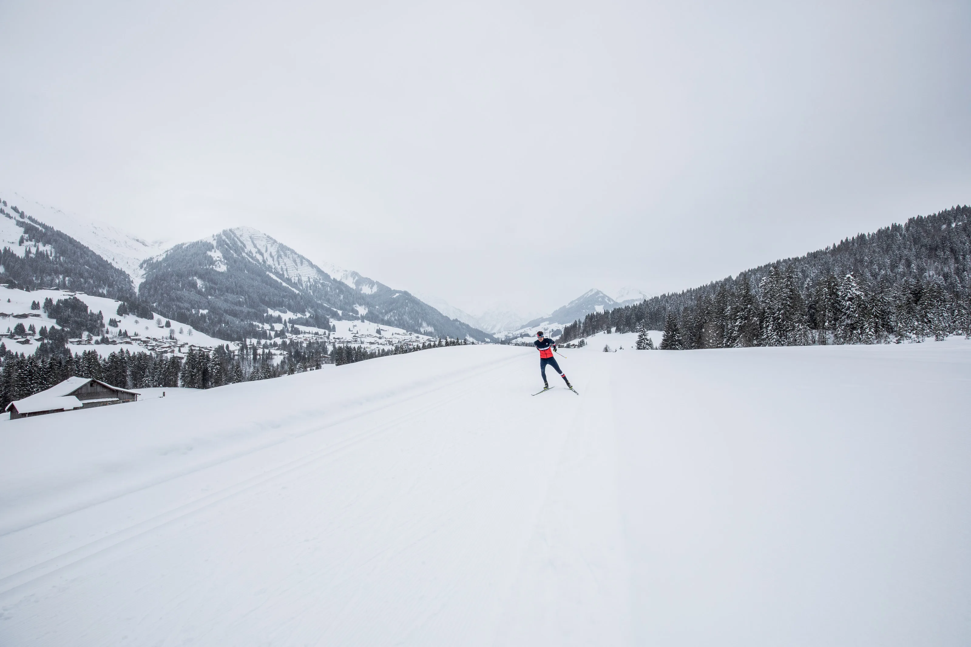 Michael Schnetzer beim Skating-Langlauf auf einer offenen Loipe mit Bergblick.