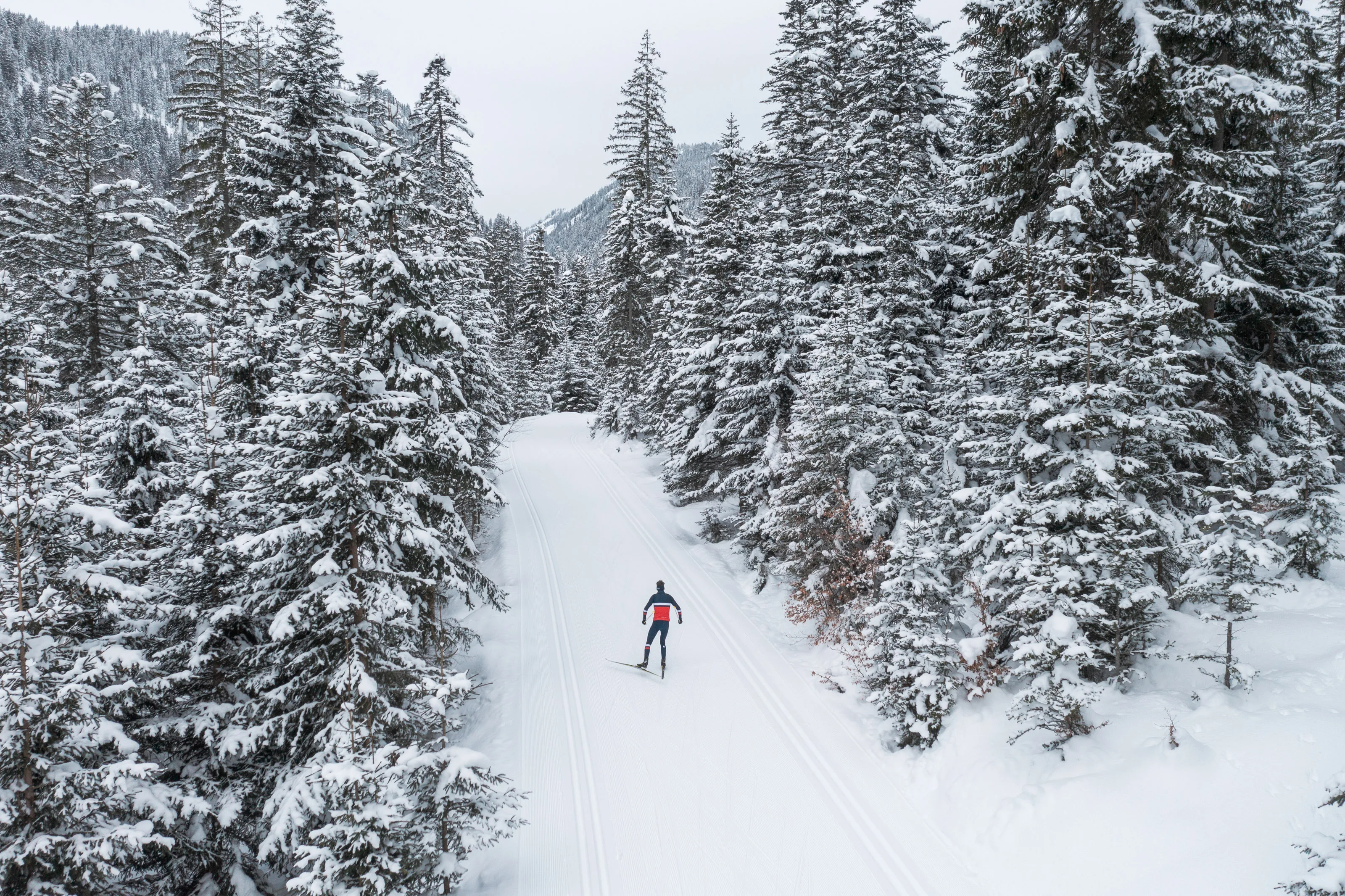 Michael Schnetzer beim Skating-Langlauf vor dem verschneiten Tal des Kleinwalsertals.
