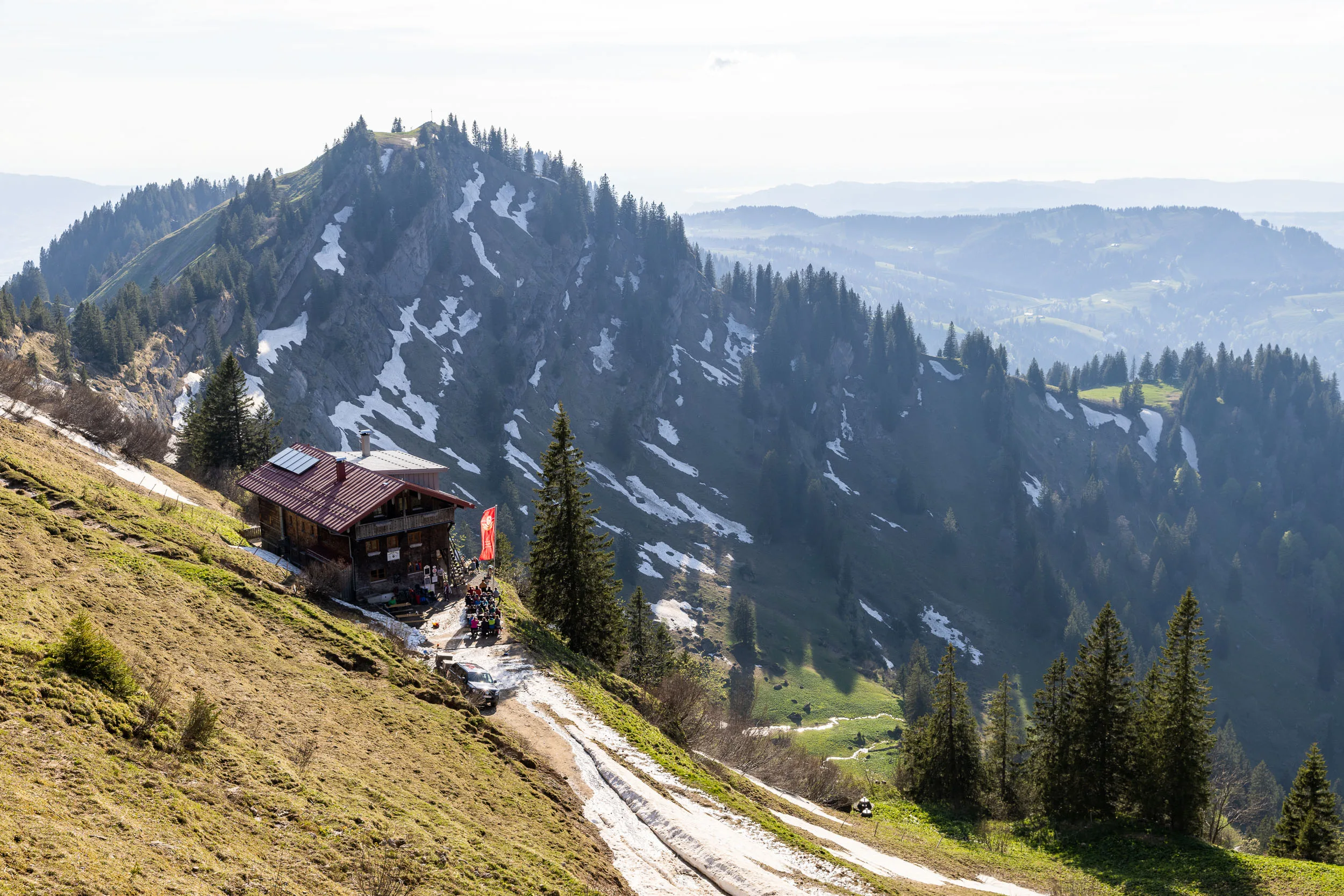 Berghütte am Hochgrat mit Blick in die Nagelfluhkette und über das Allgäu.