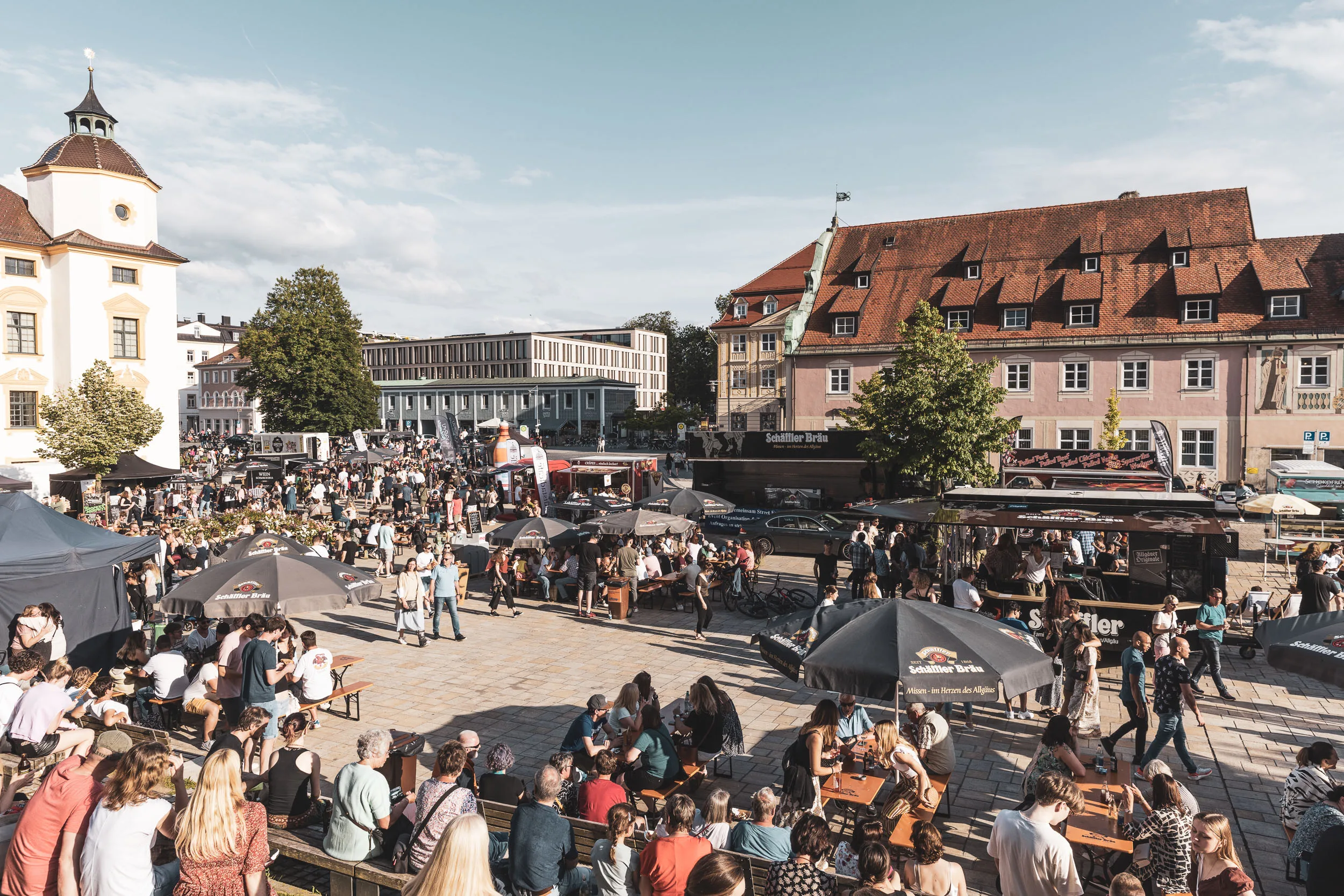 Besucherinnen und Besucher auf dem Street Food Markt am Kemptener Rathausplatz.