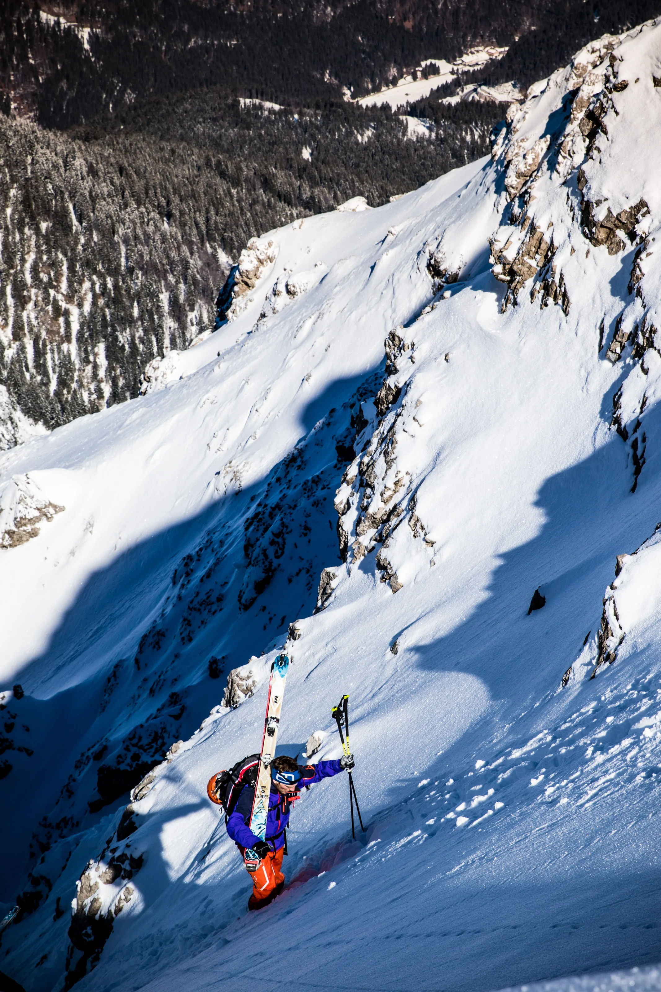 Florian Häusler beim Aufstieg mit Skiern am Thaneller.