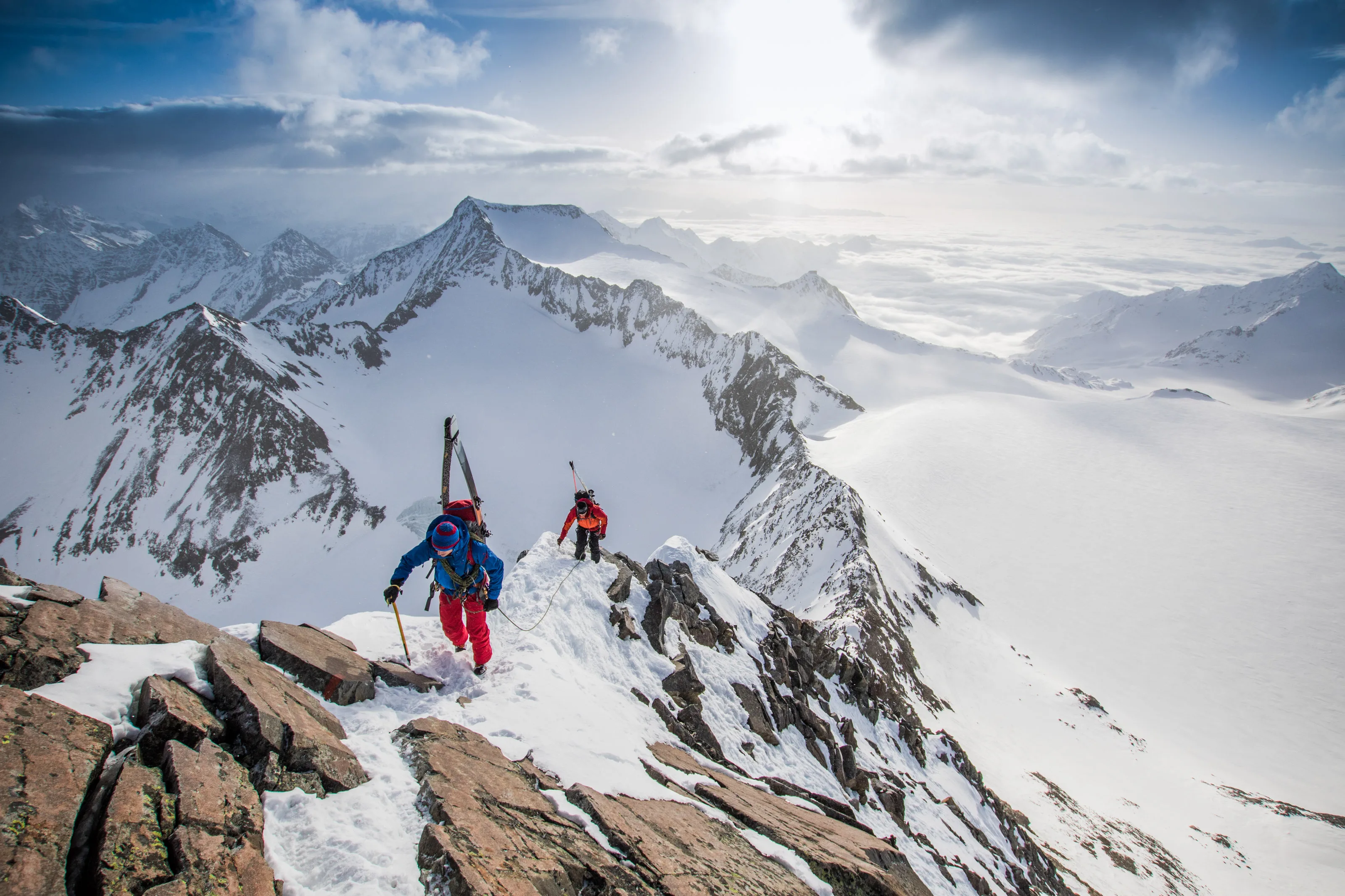 Florian Häusler und Tobias Baur folgen einem verschneiten Felsgrat in den Stubaier Alpen
