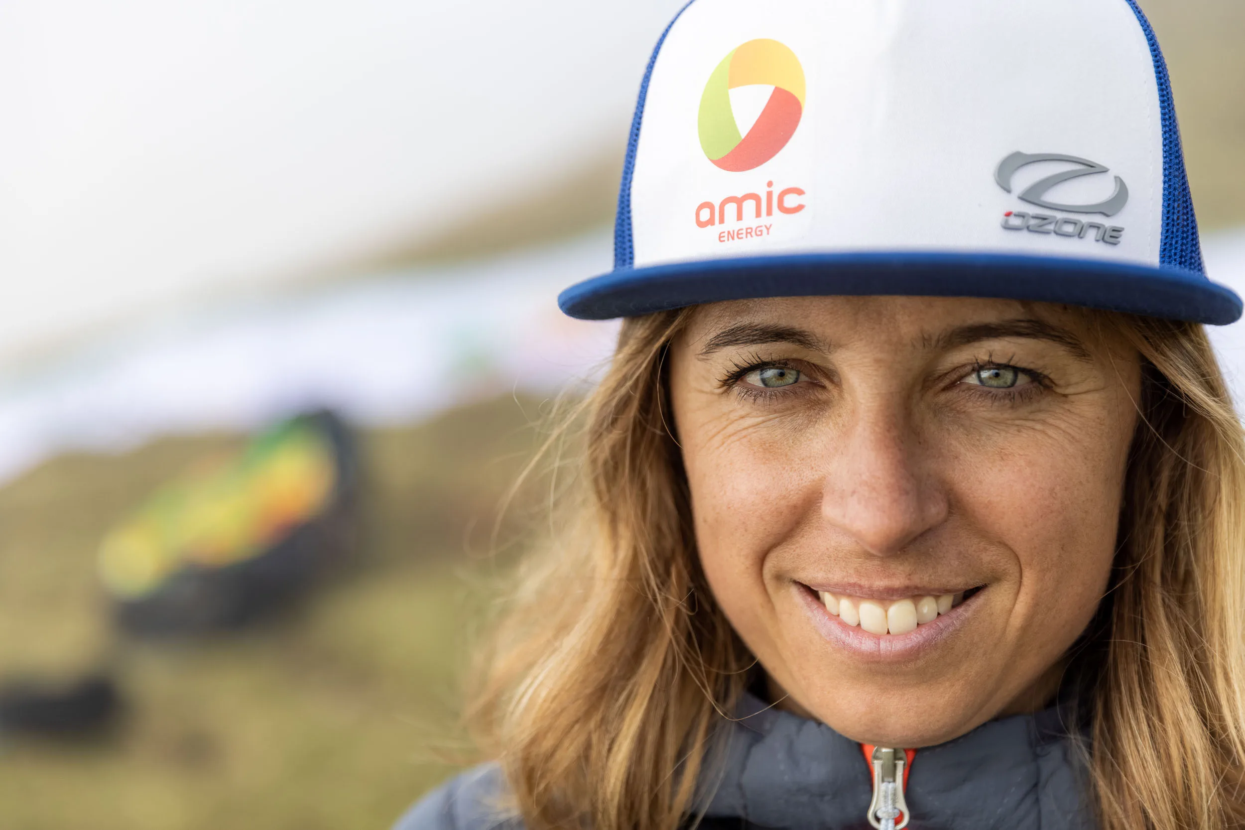 Porträt von Klaudia Bulgakow mit einer Kappe von Ozone und Amic Energy.