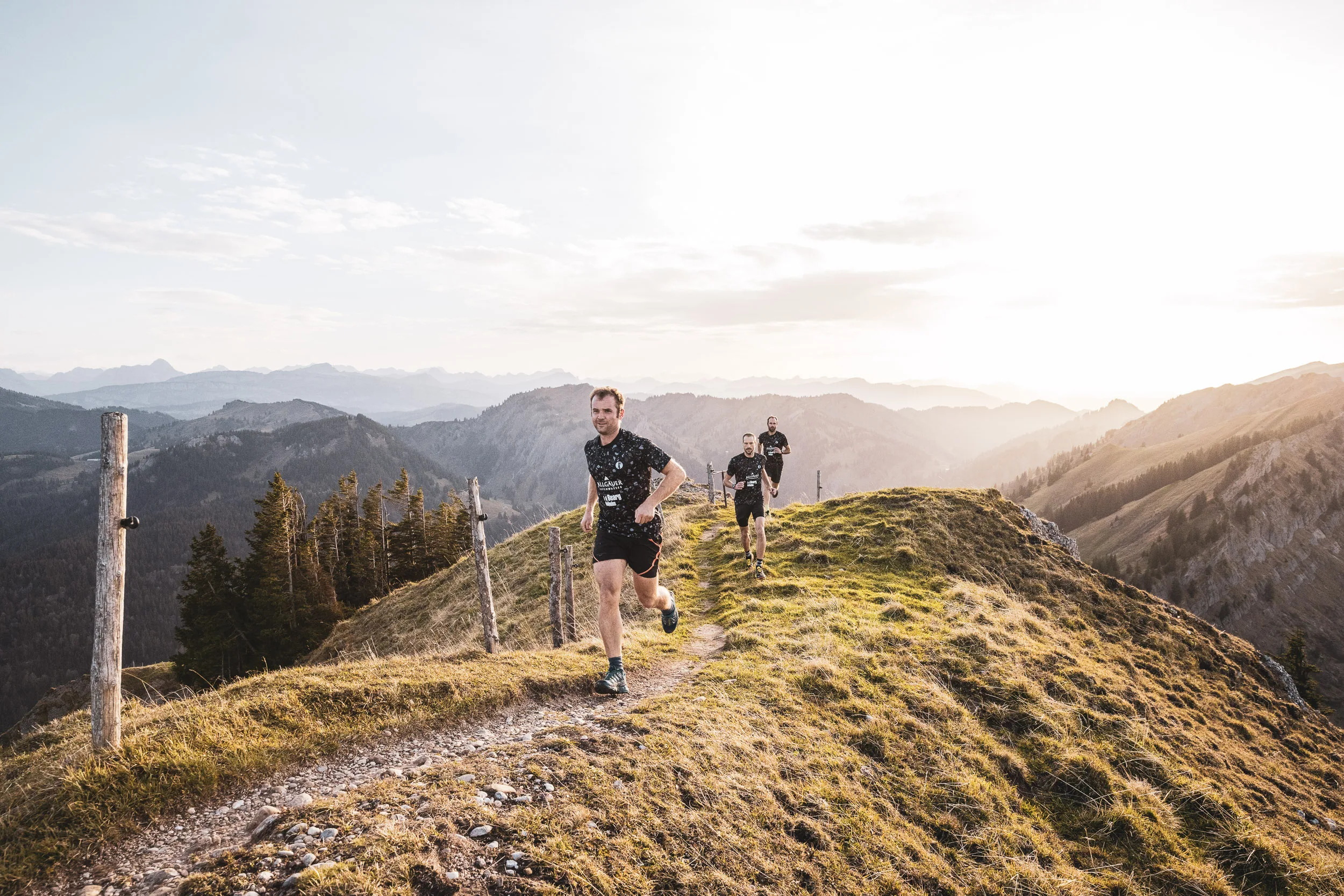 Trailrunner laufen ueber einen alpinen Pfad in der Nagelfluhkette