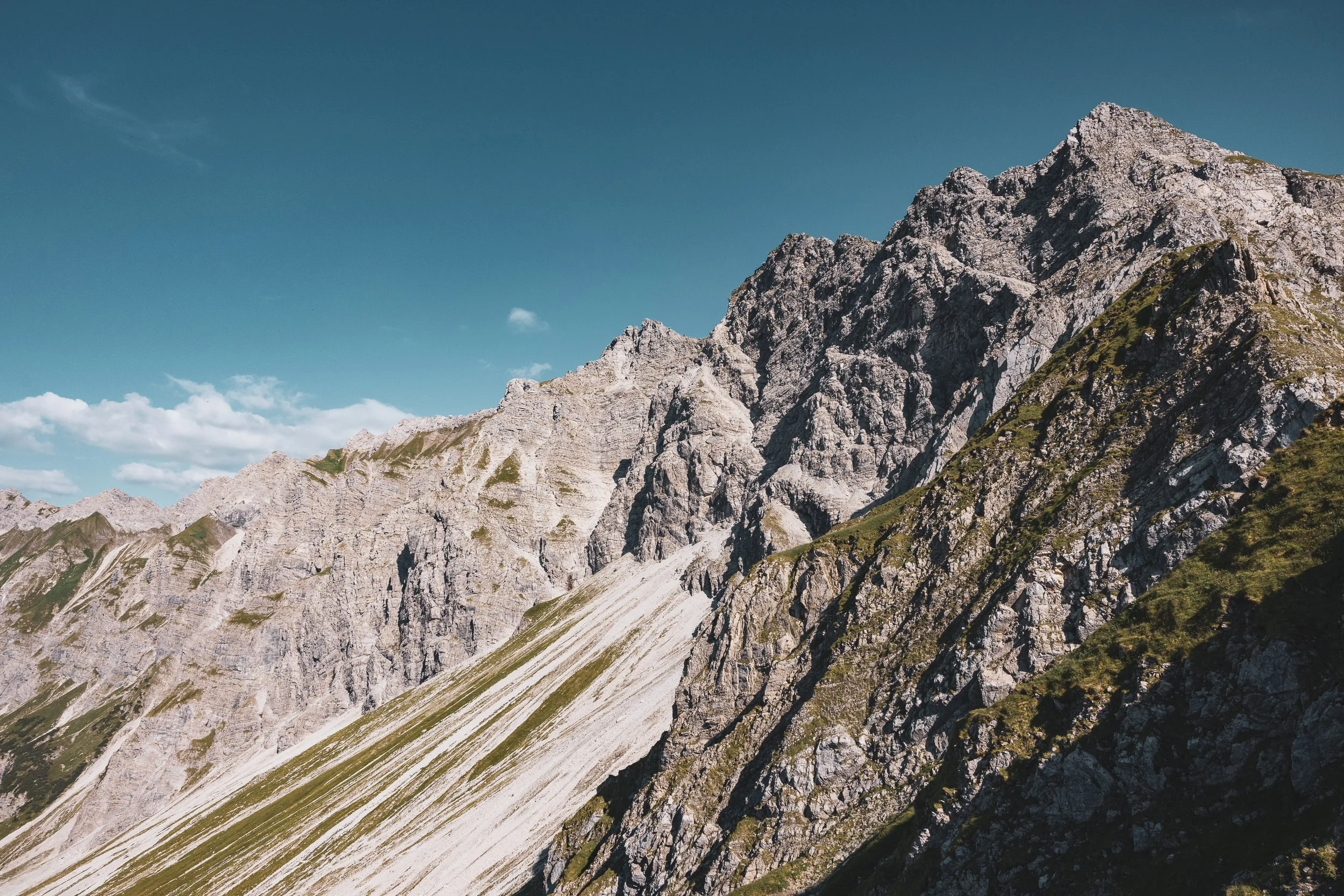 Felsige Gipfel der Allgäuer Alpen unter klarem blauem Himmel