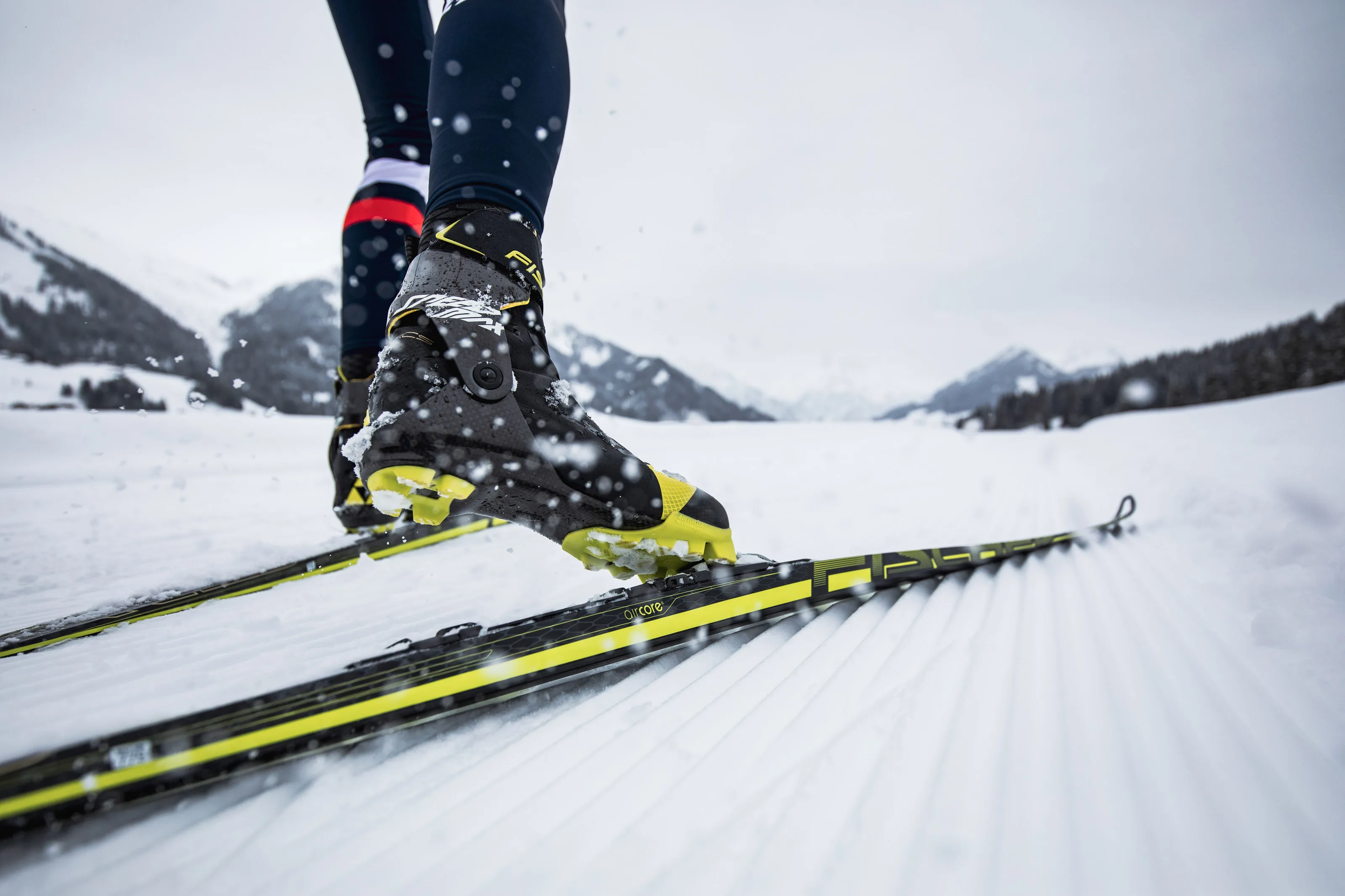 Detail von Michael Schnetzers Langlaufschuhen beim Skating auf der verschneiten Loipe.