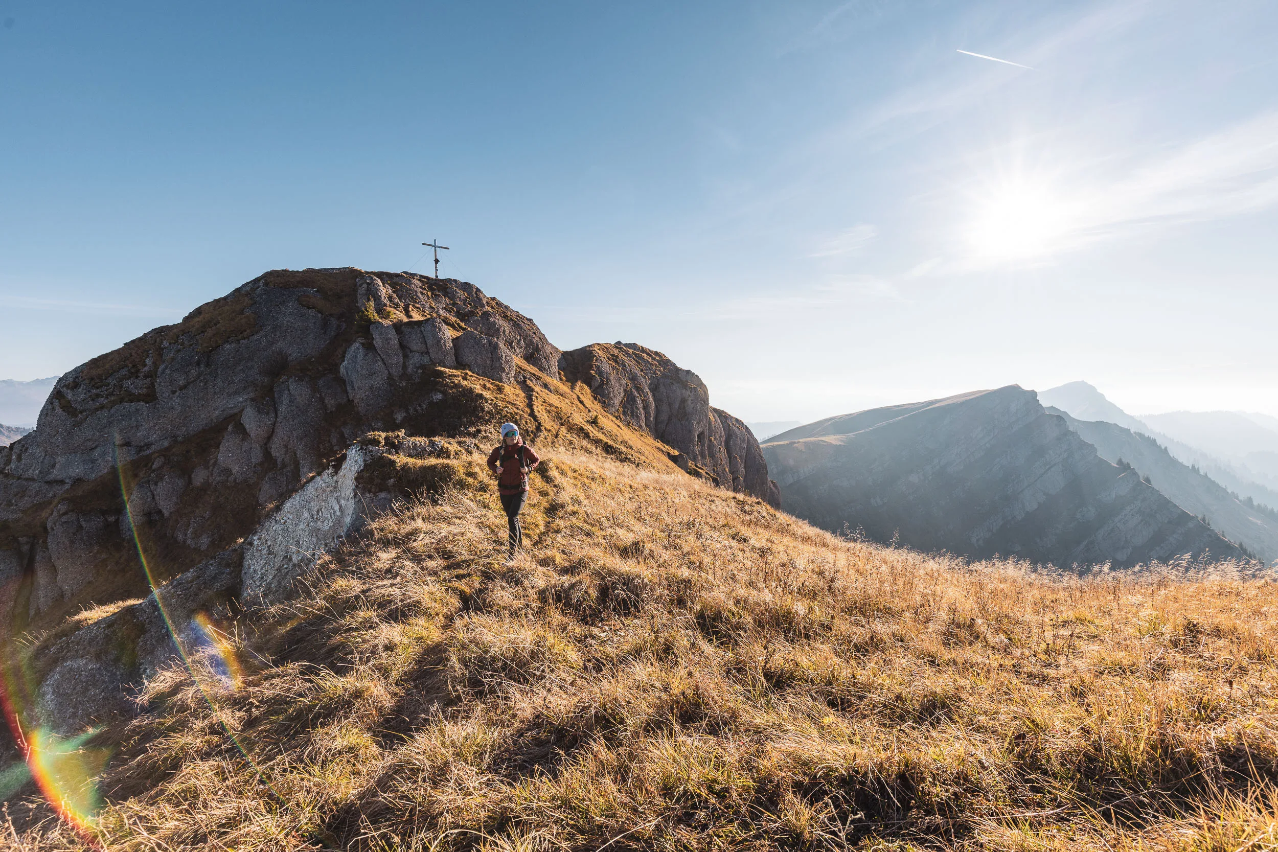 Wanderin folgt einem sonnigen Gratweg