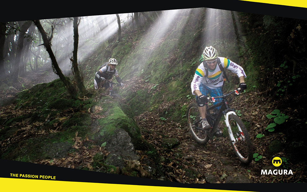 Magura Kampagne — zwei Mountainbiker auf Waldtrail im Gegenlicht, Foto: Bastian Morell